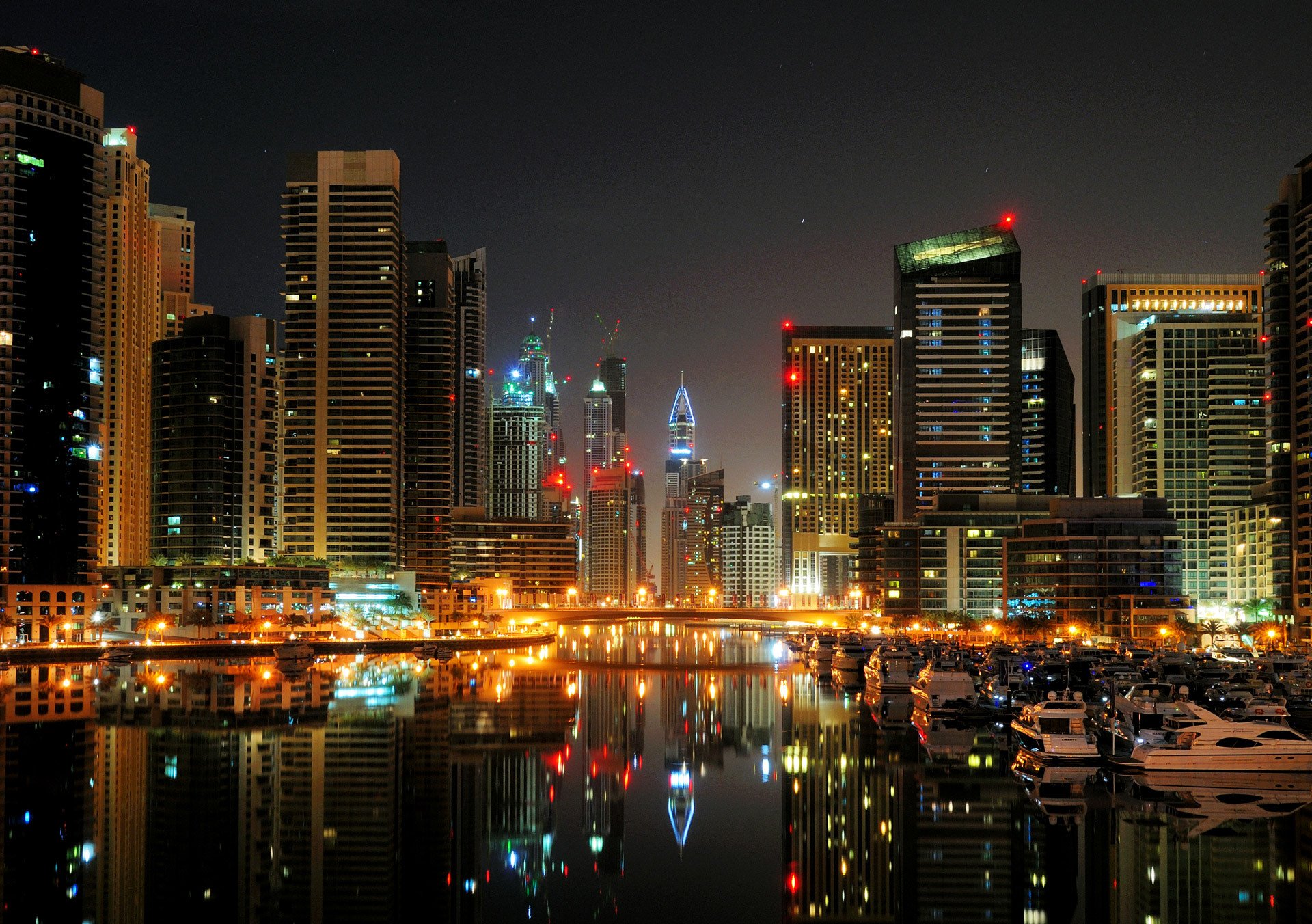 dubaï ville marina nuit port bateaux yachts gratte-ciel maisons