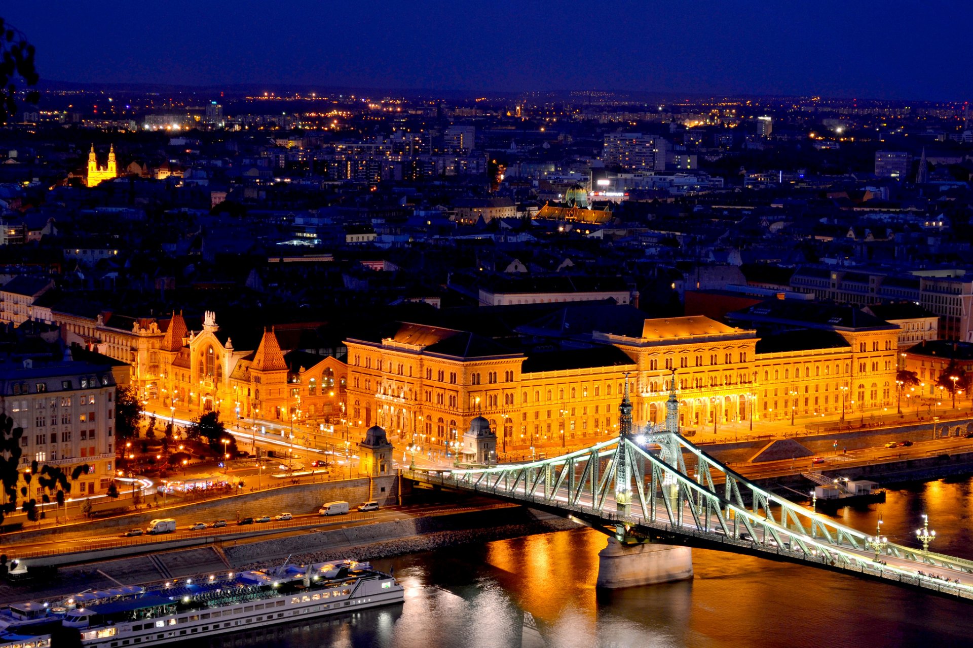 budapest hungría magyarország szabadság hid puente de la libertad río danubio carretera coches casas luz edificios arquitectura