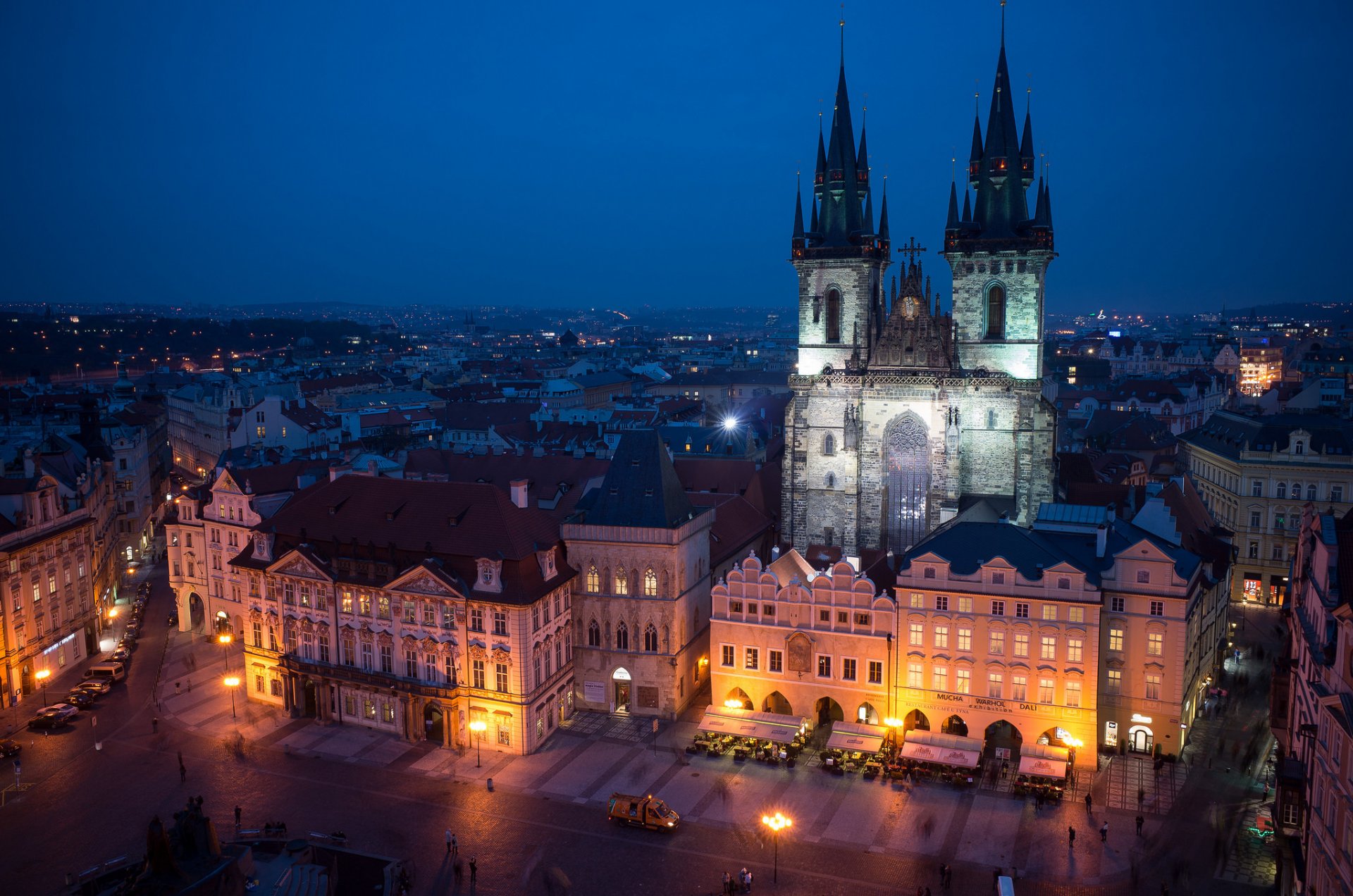 prague république tchèque tchèque česká republika république tchèque ville staré město staré mesto staroměstské náměstí place de la vieille ville týnský chrám temple de tyn bâtiments architecture éclairage nuit bleu ciel