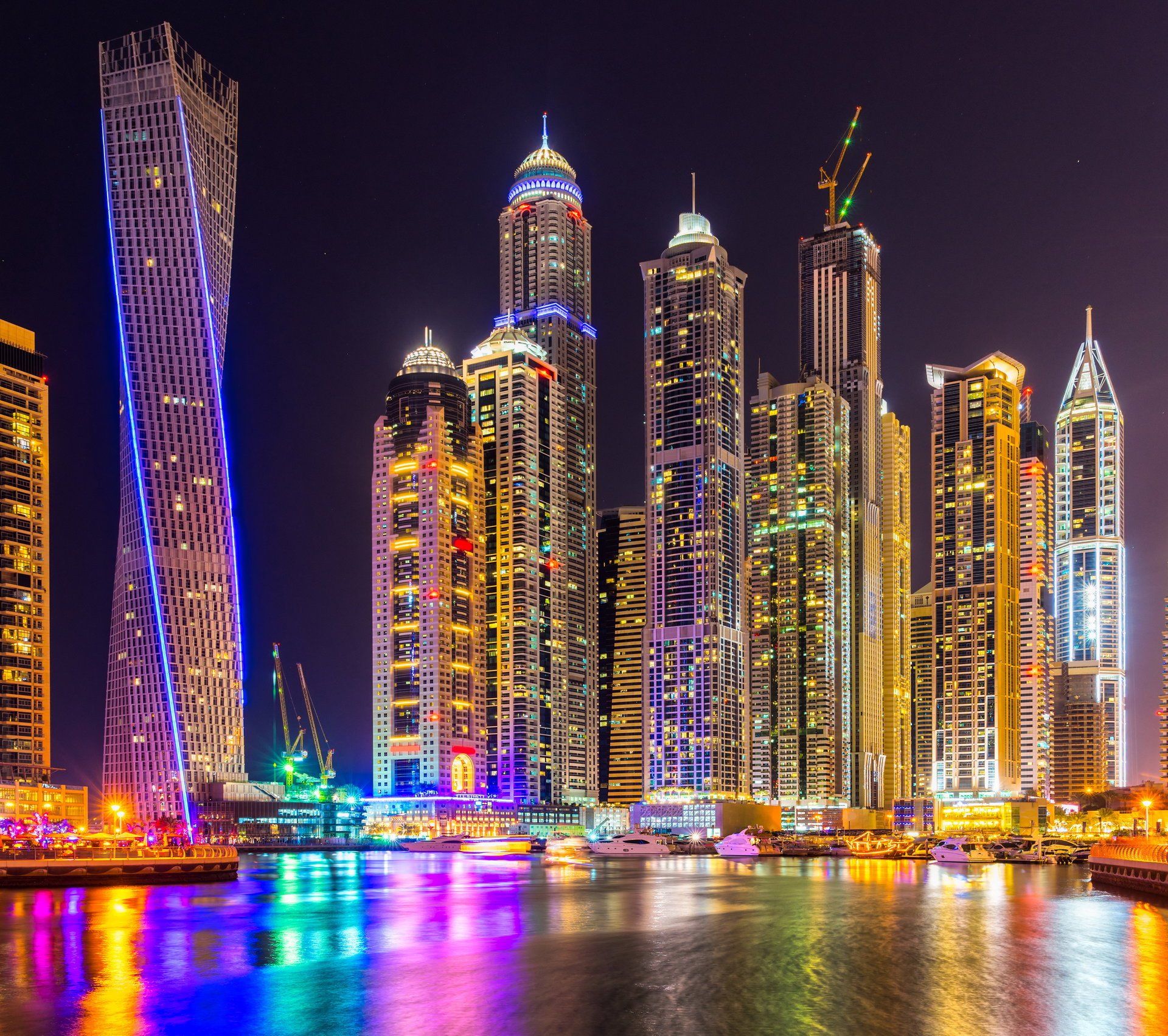 dubai stadt wolkenkratzer gebäude nacht laternen bunt pracht arabische emirate