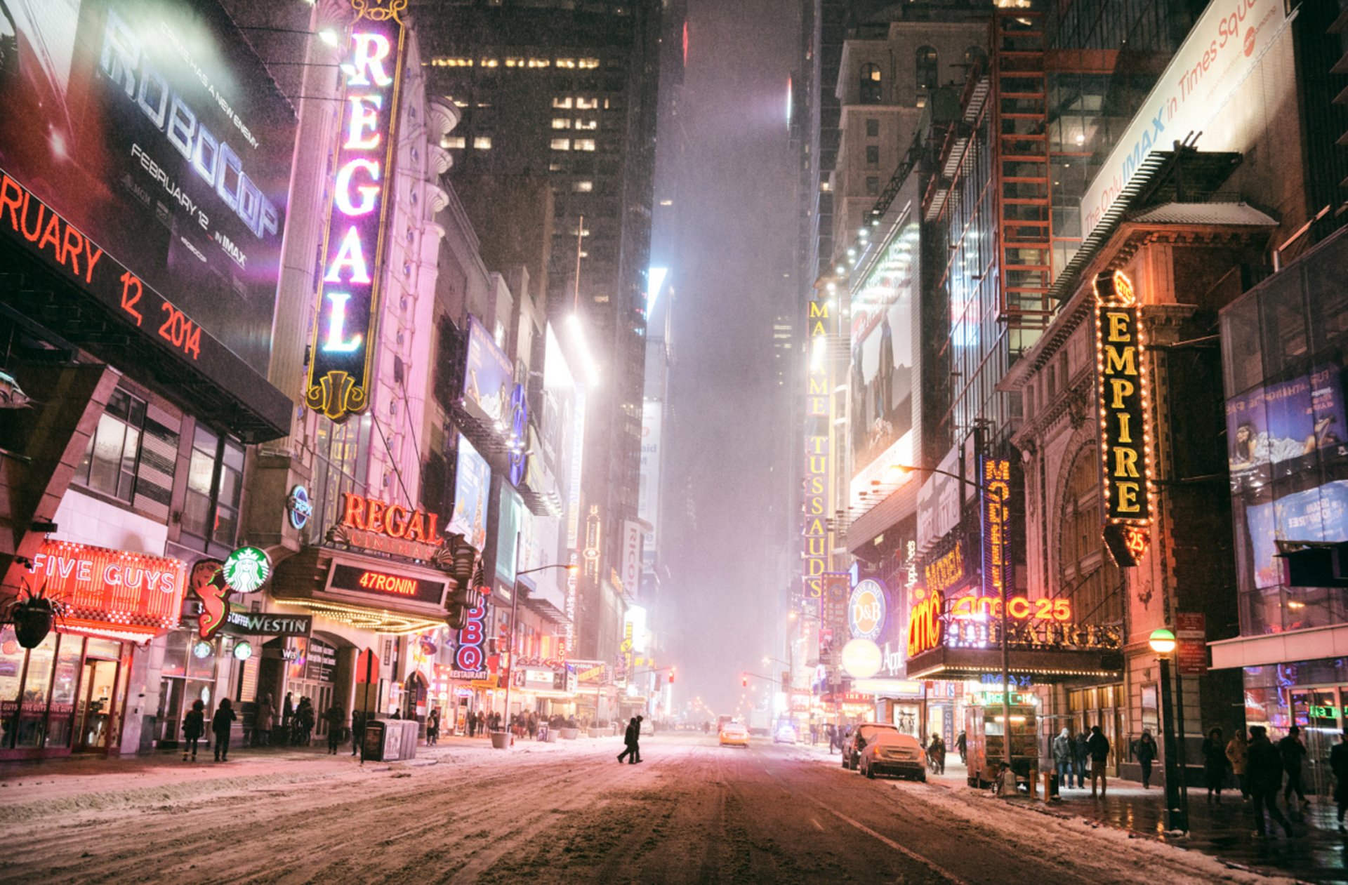 new york manhattan usa winter stadt nacht straße lichter gebäude wolkenkratzer hochhäuser straße autos menschen geschäfte schilder