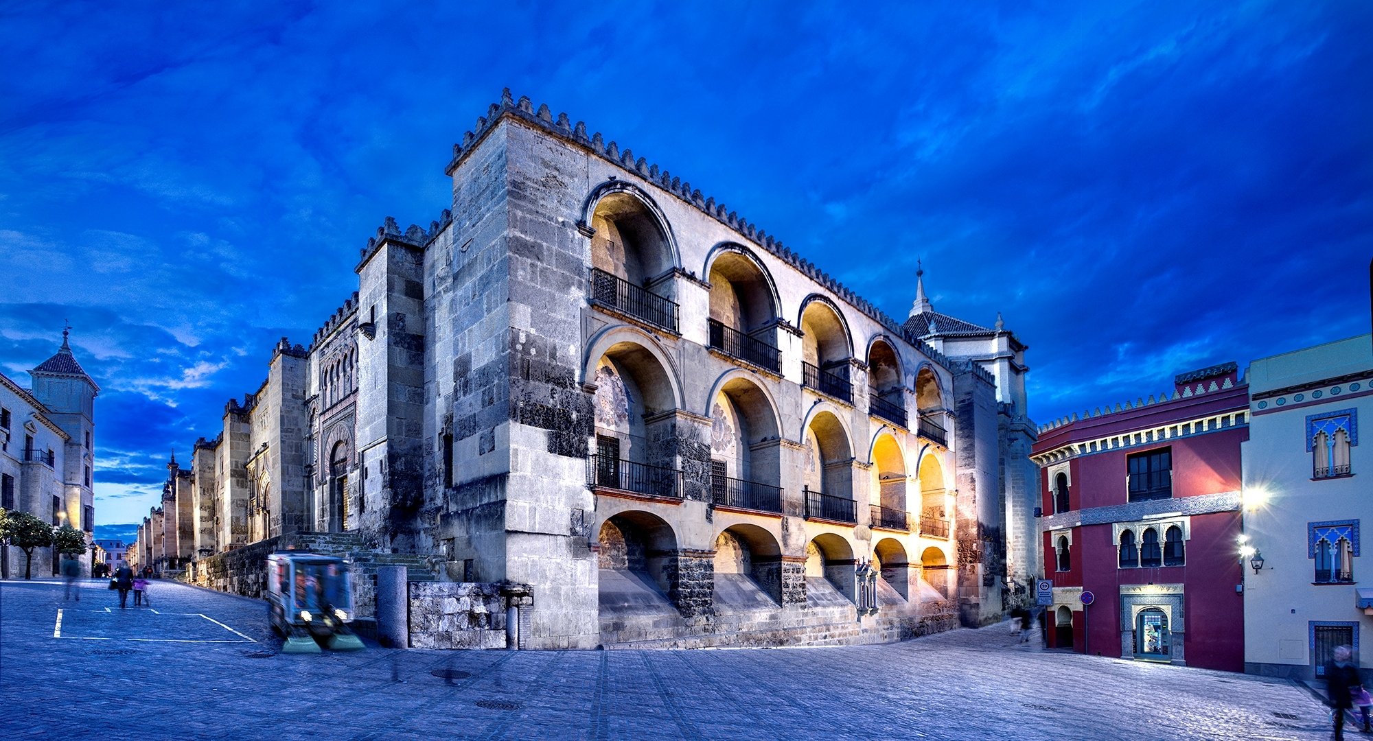 córdoba andalucía córdoba andalusia spagna moschee di córdoba mesquita moschea della cattedrale di córdoba città strada illuminazione sera persone