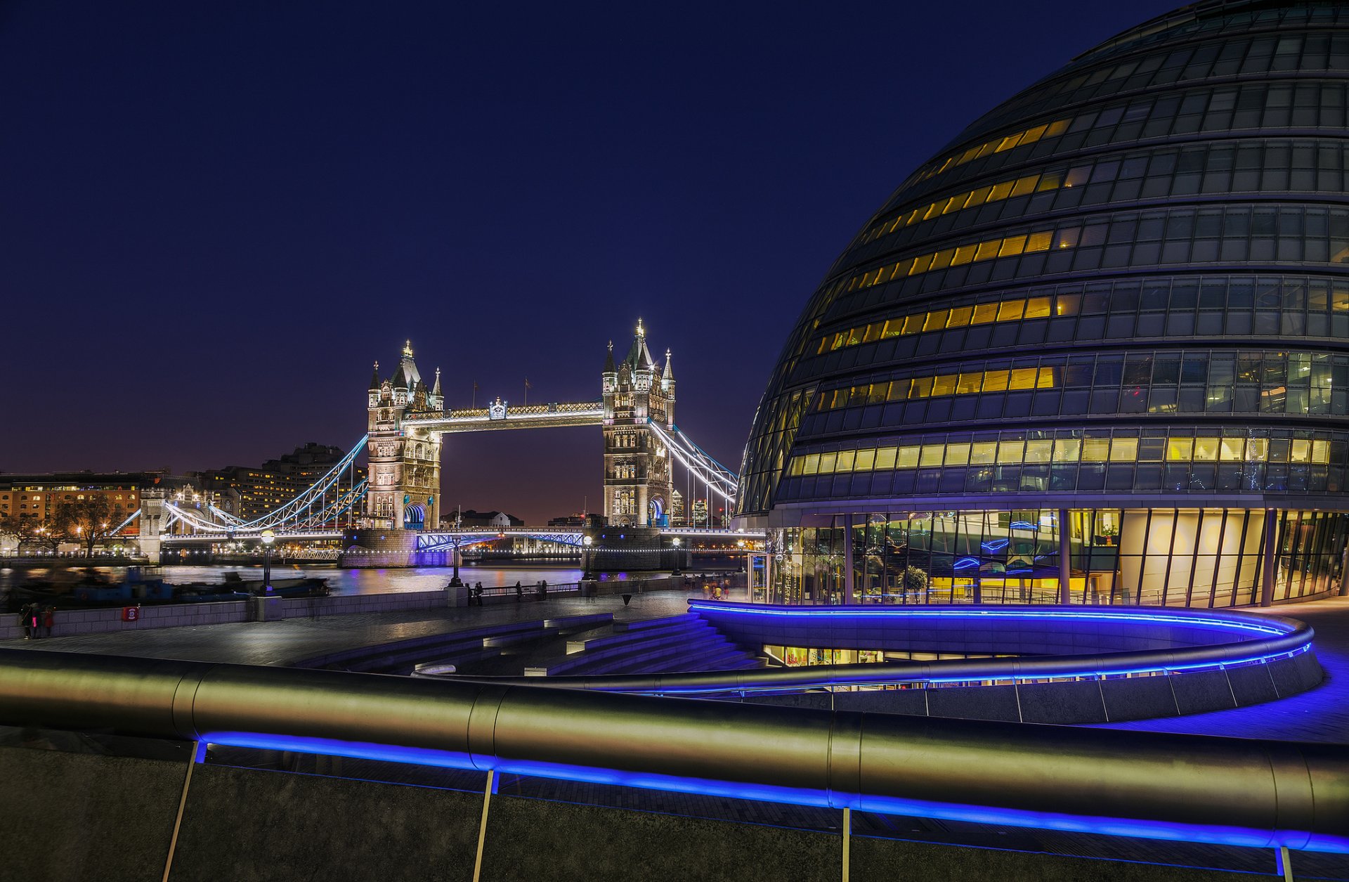 londres angleterre royaume-uni tower bridge hôtel de ville rivière thames tamise nuit lumière garde-corps