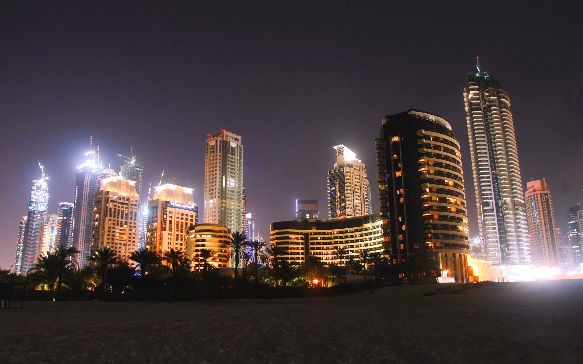 dubaï ville nuit eau maisons gratte-ciel palmiers plage sable