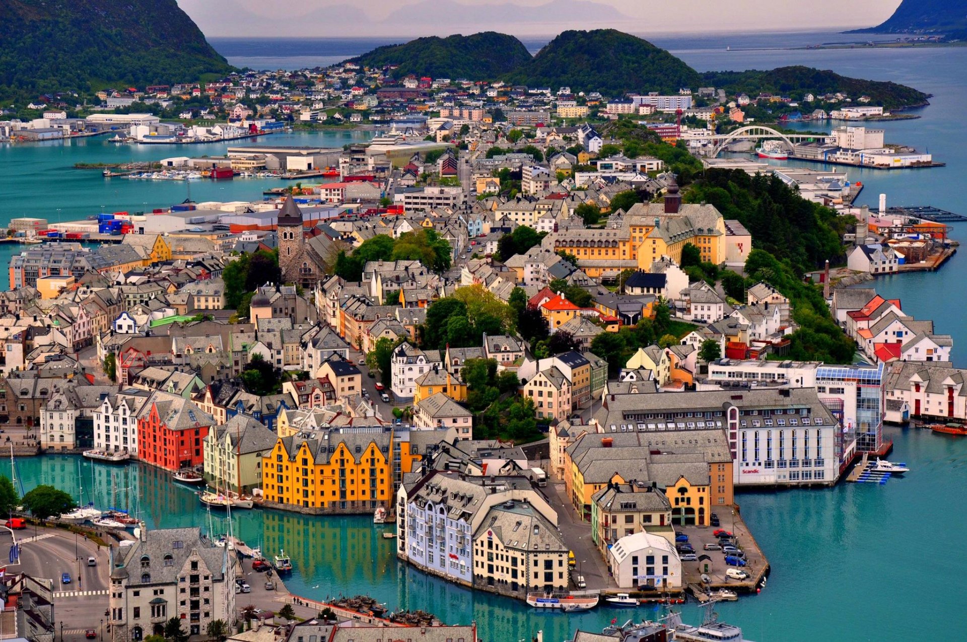 alesund norvège ciel mer montagne maison port paysage île arbres pont navire bateau yacht