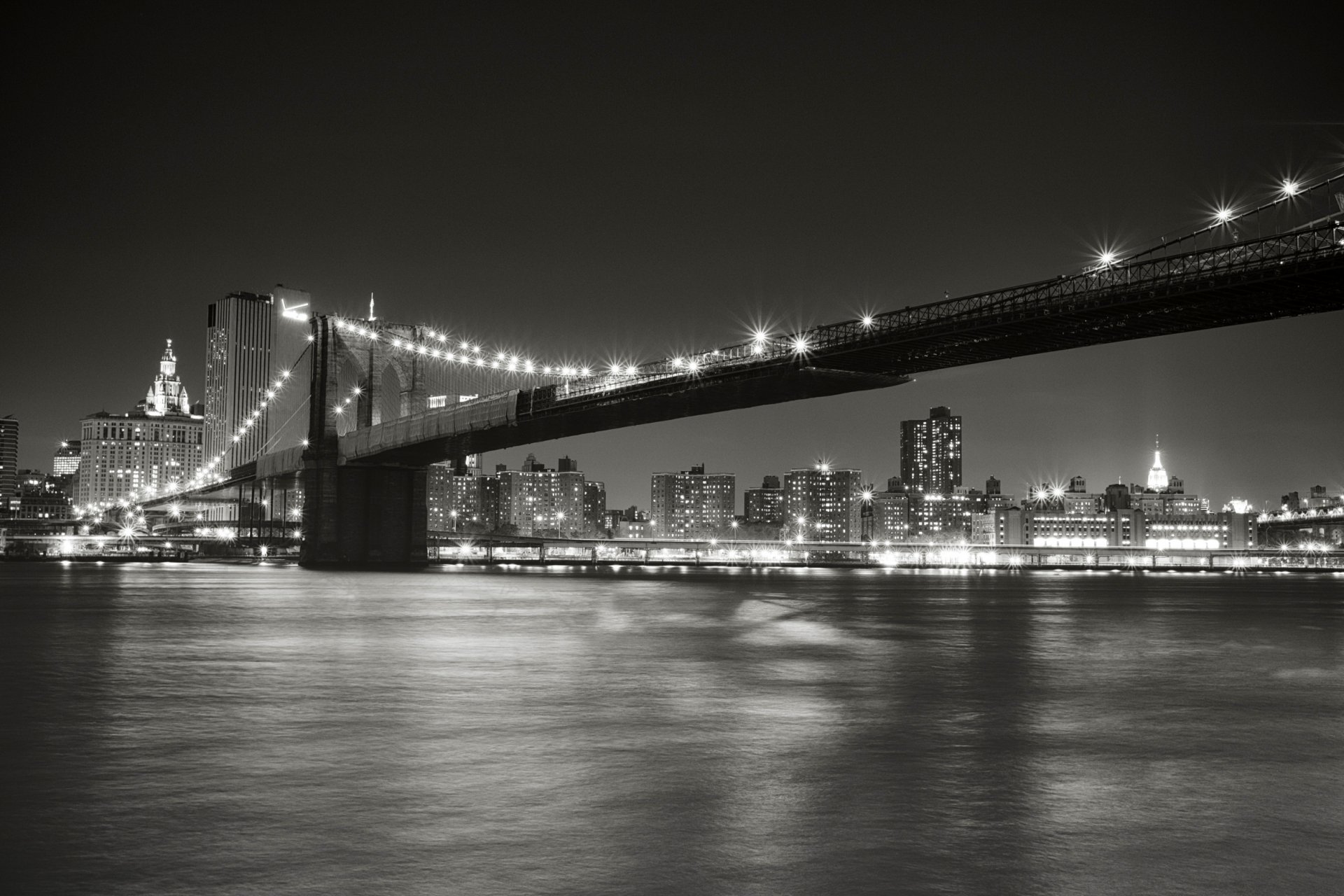 new york stati uniti ponte di brooklyn east river stretto manhattan città notte luci illuminazione bianco e nero