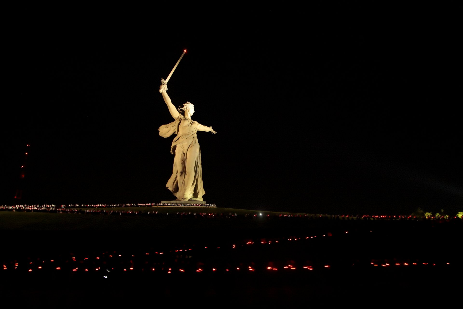 mamaev kurgan scultura madre patria memoria grande guerra patriottica seconda guerra mondiale volgograd stalingrado monumento russia urss notte città luci patria seconda guerra mondiale ros