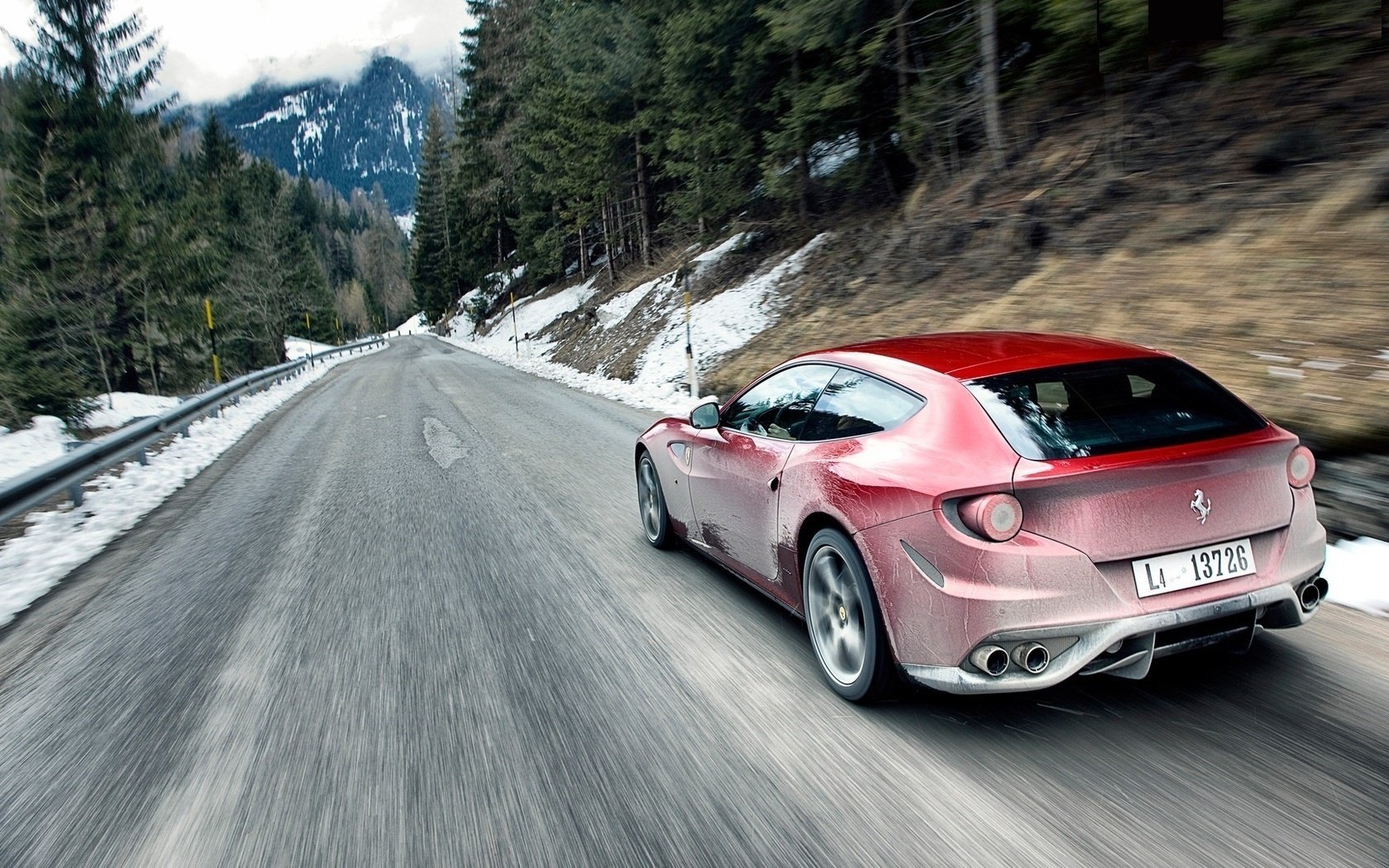 potente coche rojo