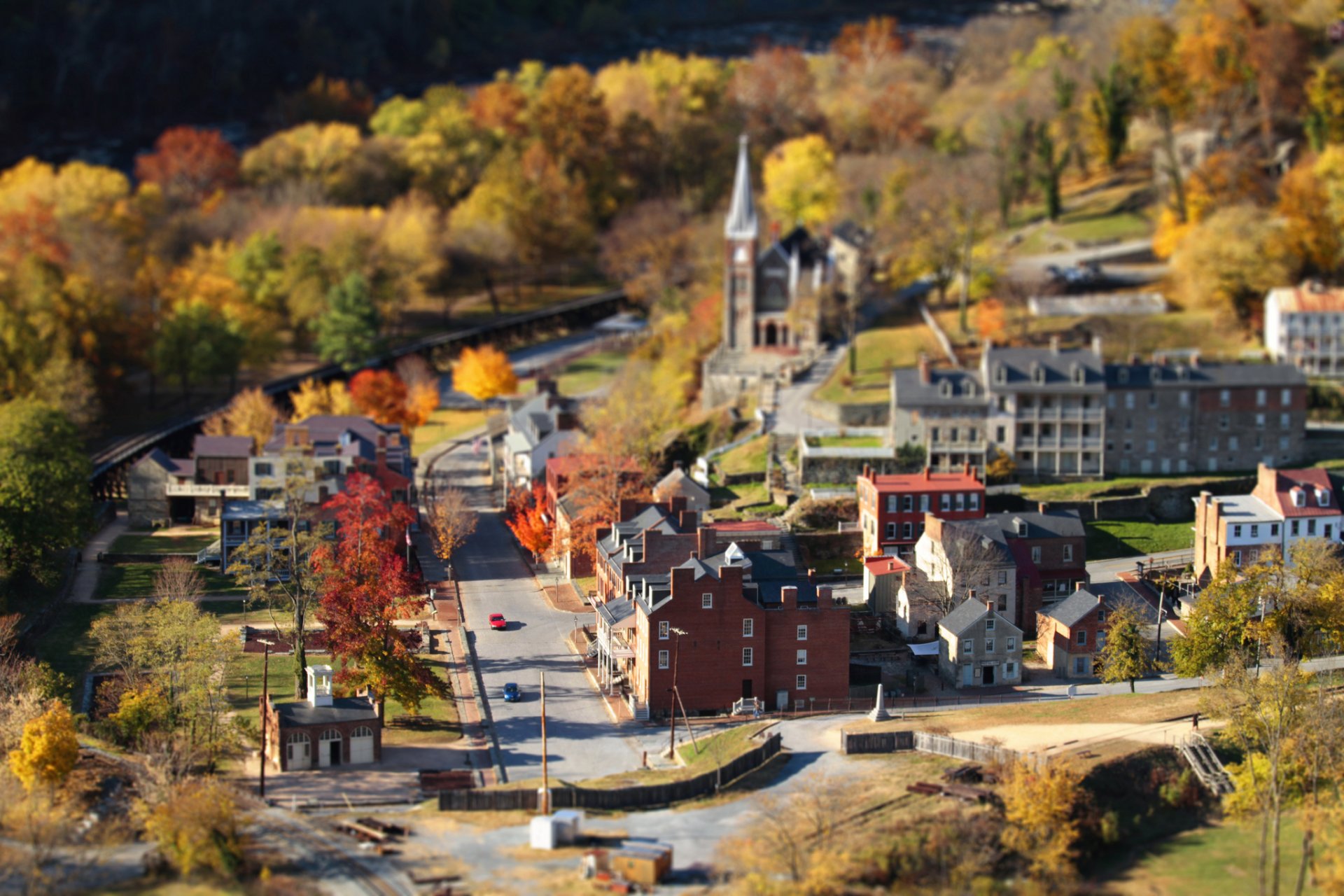 pequeña ciudad otoño casas árboles tilt shift