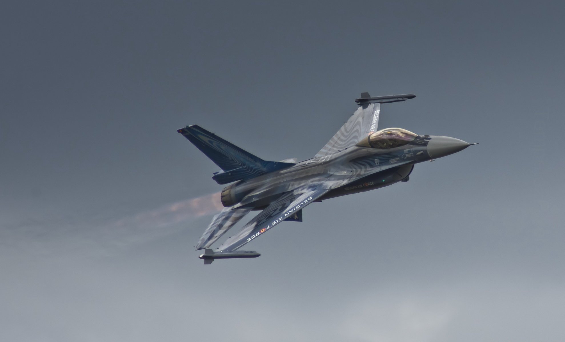 general истребитель f-16 fighting falcon dynamic