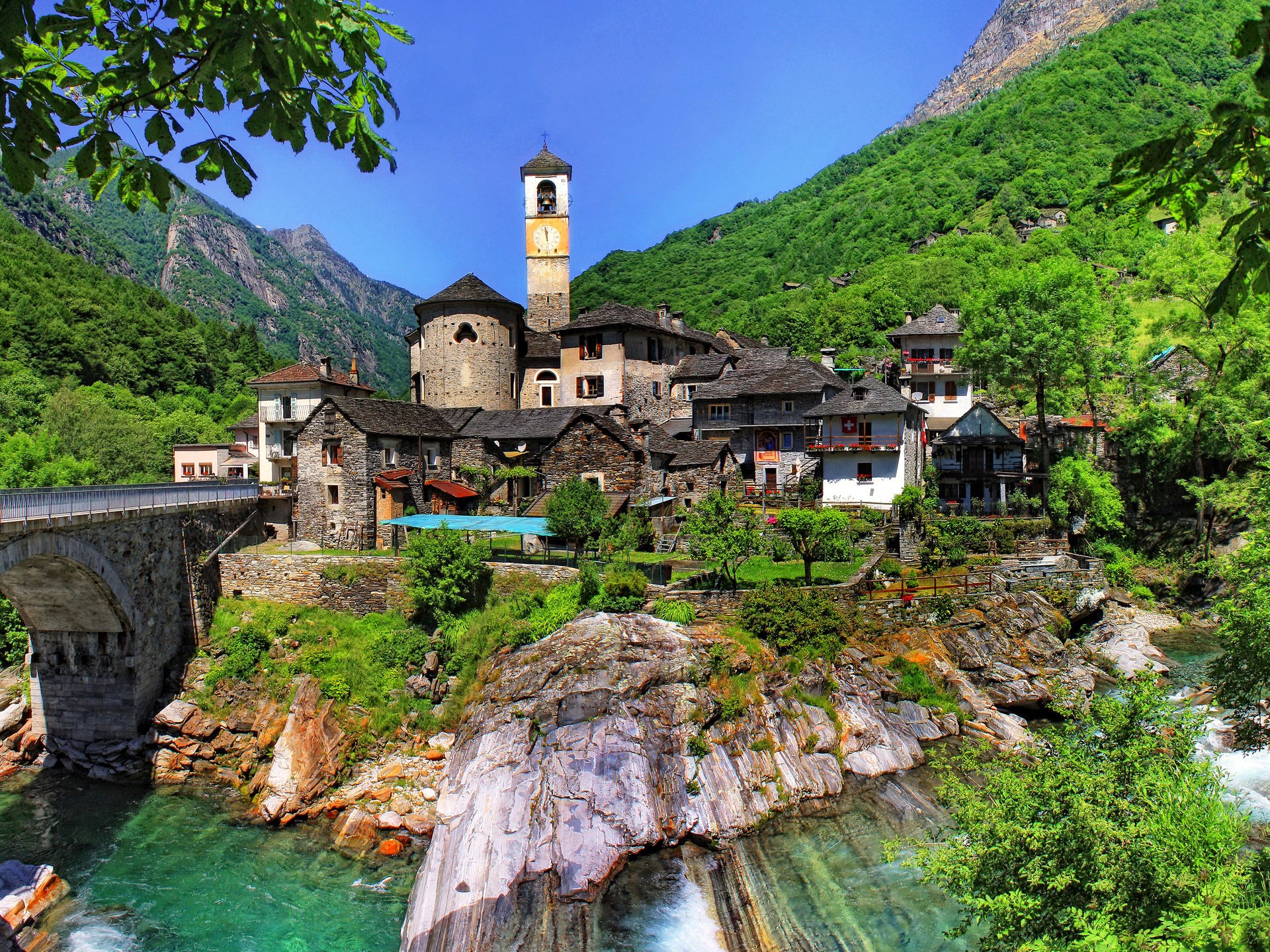 svizzera ticino cielo montagne case alberi paesaggio roccia fiume ponte torre pendio