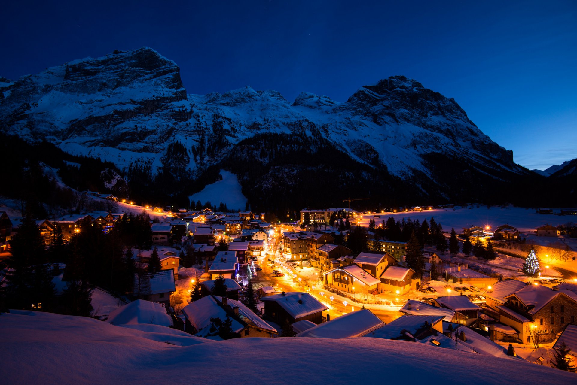 vanoise francia alpes pueblo montañas casas edificios noche nieve luces luz invierno