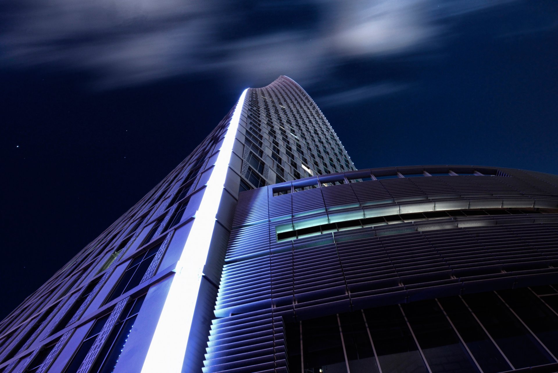 edificio finestre cielo