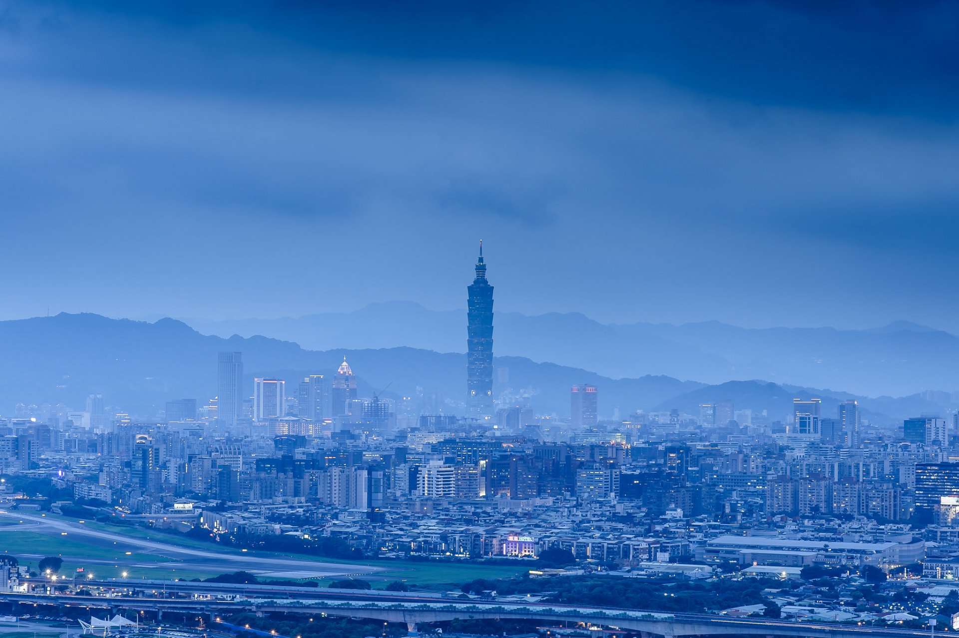 china prc taiwán taipei noche ciudad cielo azul niebla neblina torre edificios casas vista panorama