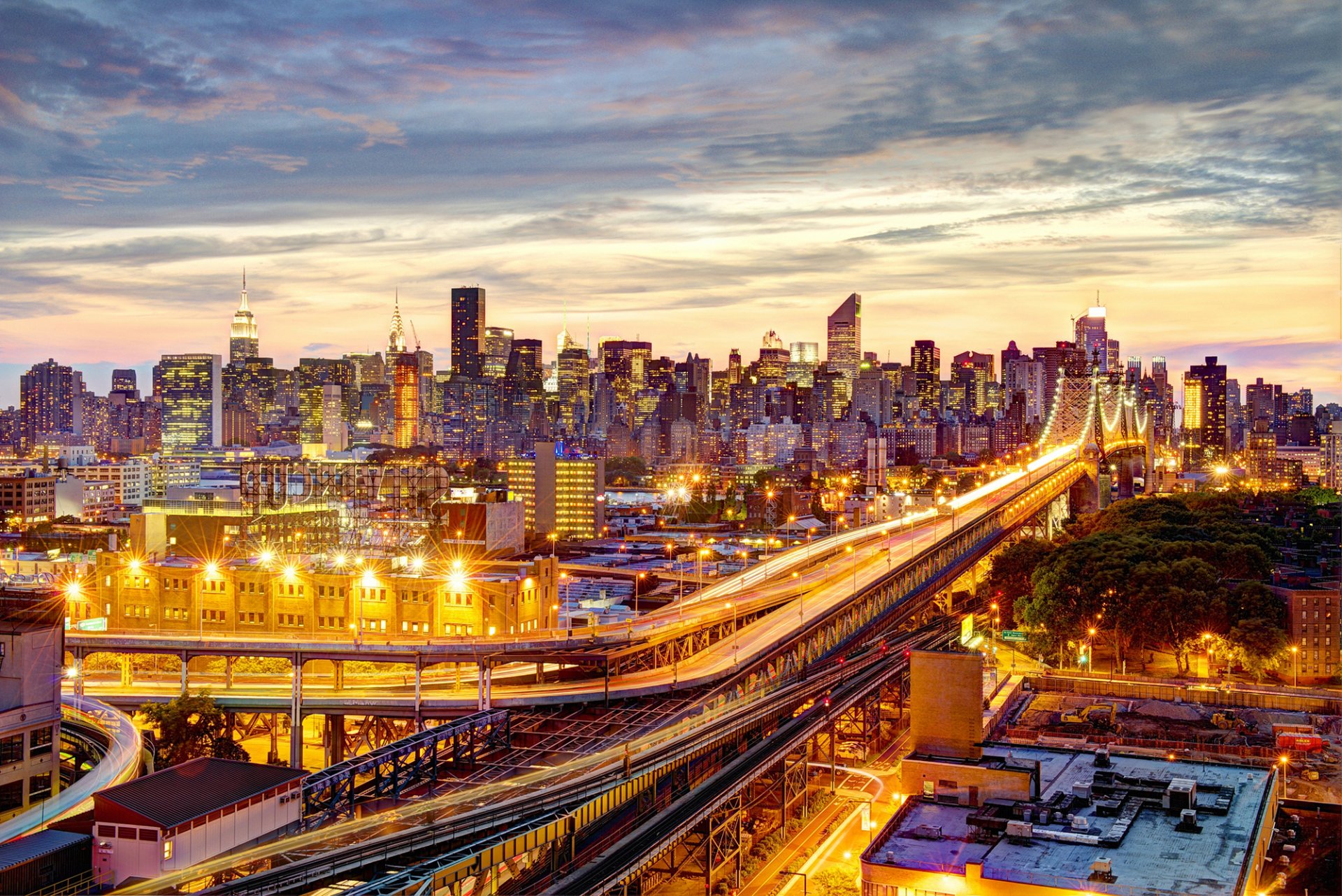 nowy jork most queensboro manhattan usa most queensboro miasto wieczór oświetlenie światła latarnie droga drapacze chmur domy budynki wieżowce dachy