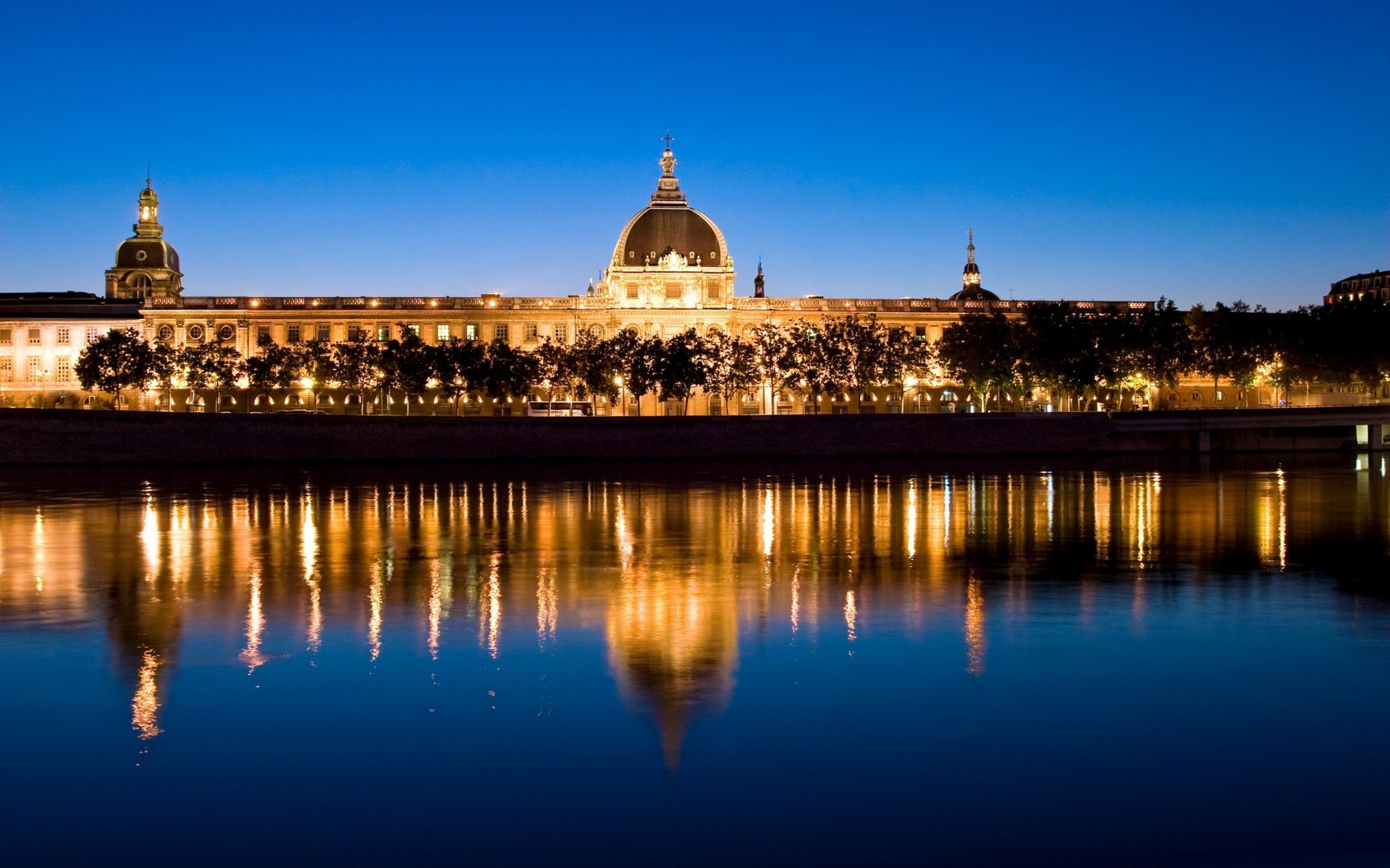 lyon frankreich europa abend nacht fluss lichter bus reise