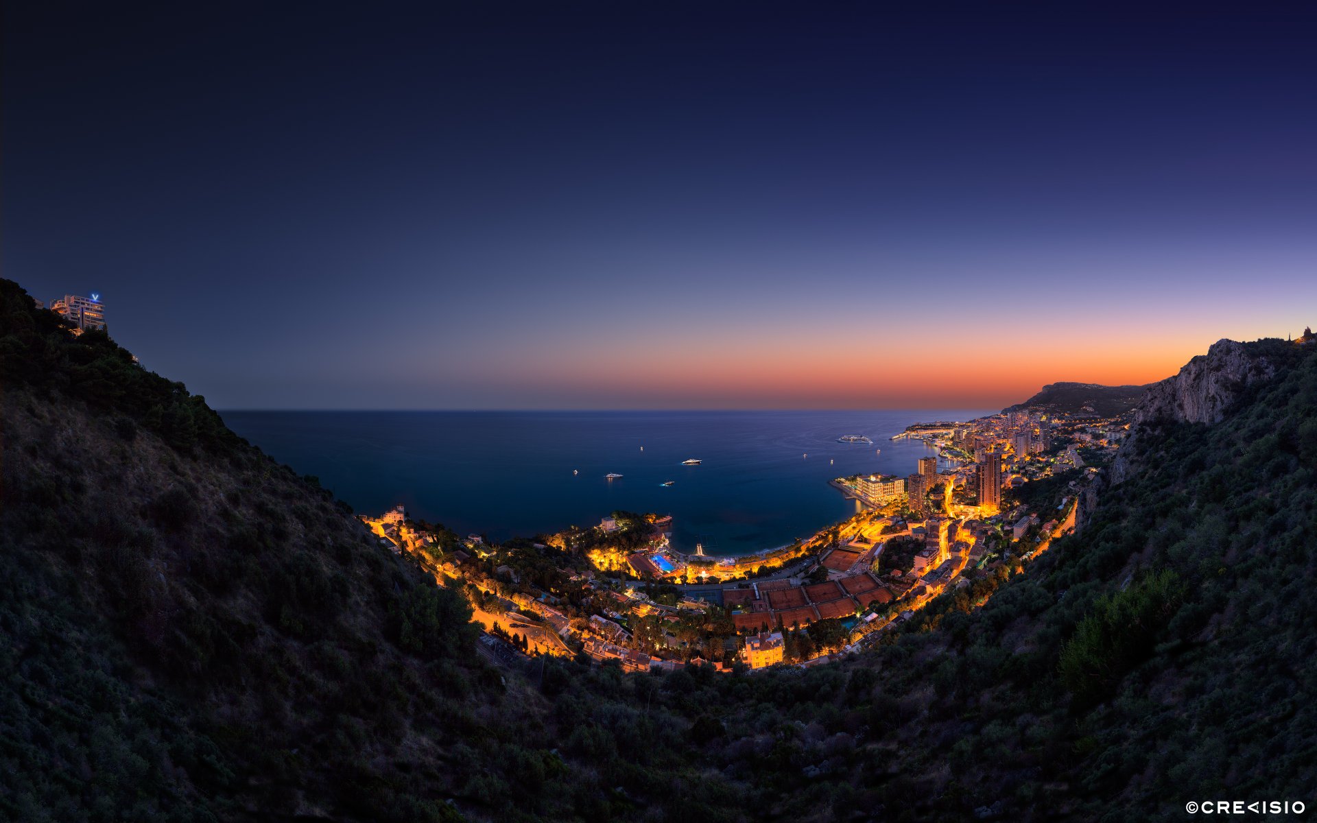 vista palace sopra monaco città mare collina sera luci montagna