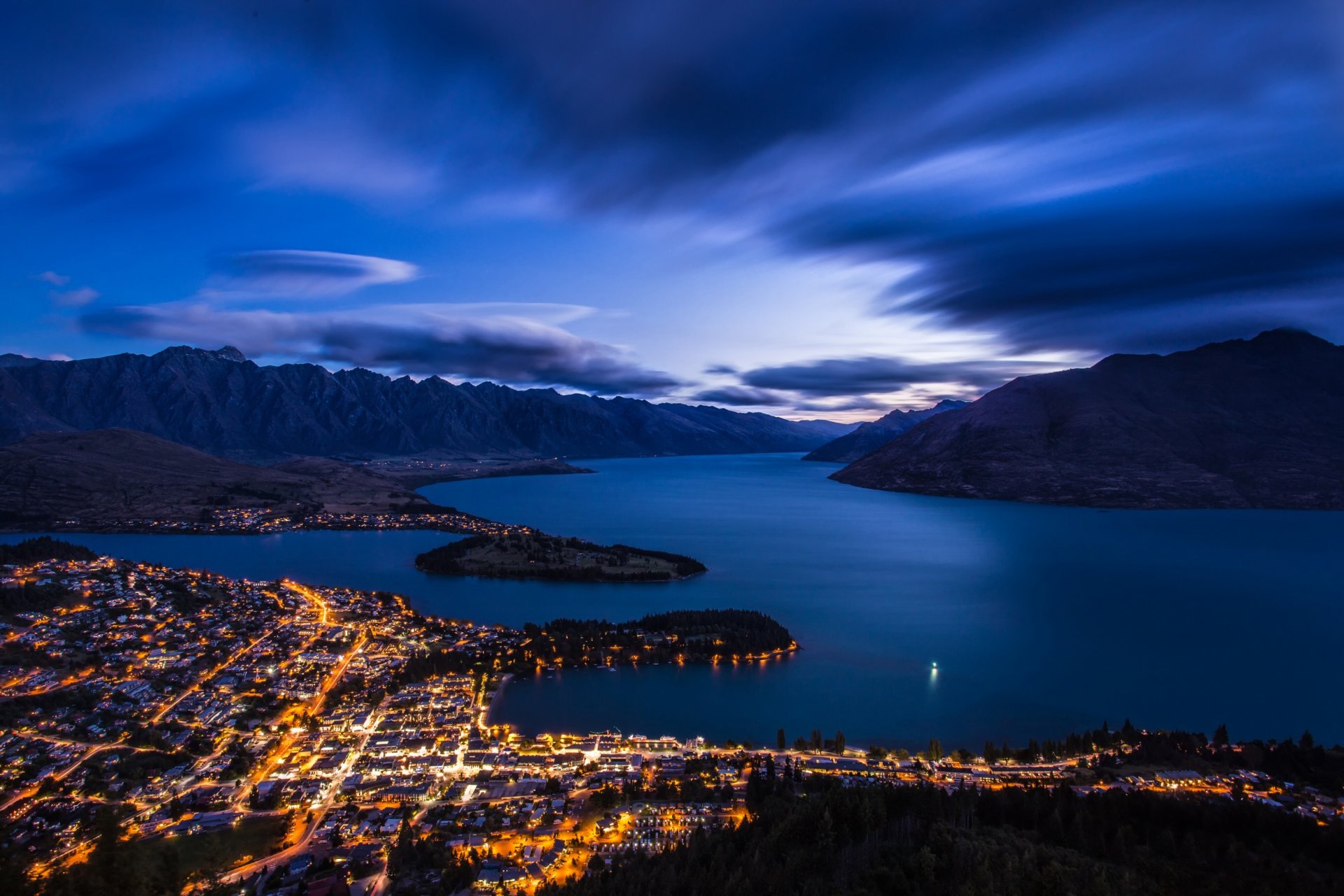 ville endormie nuit lumières côte