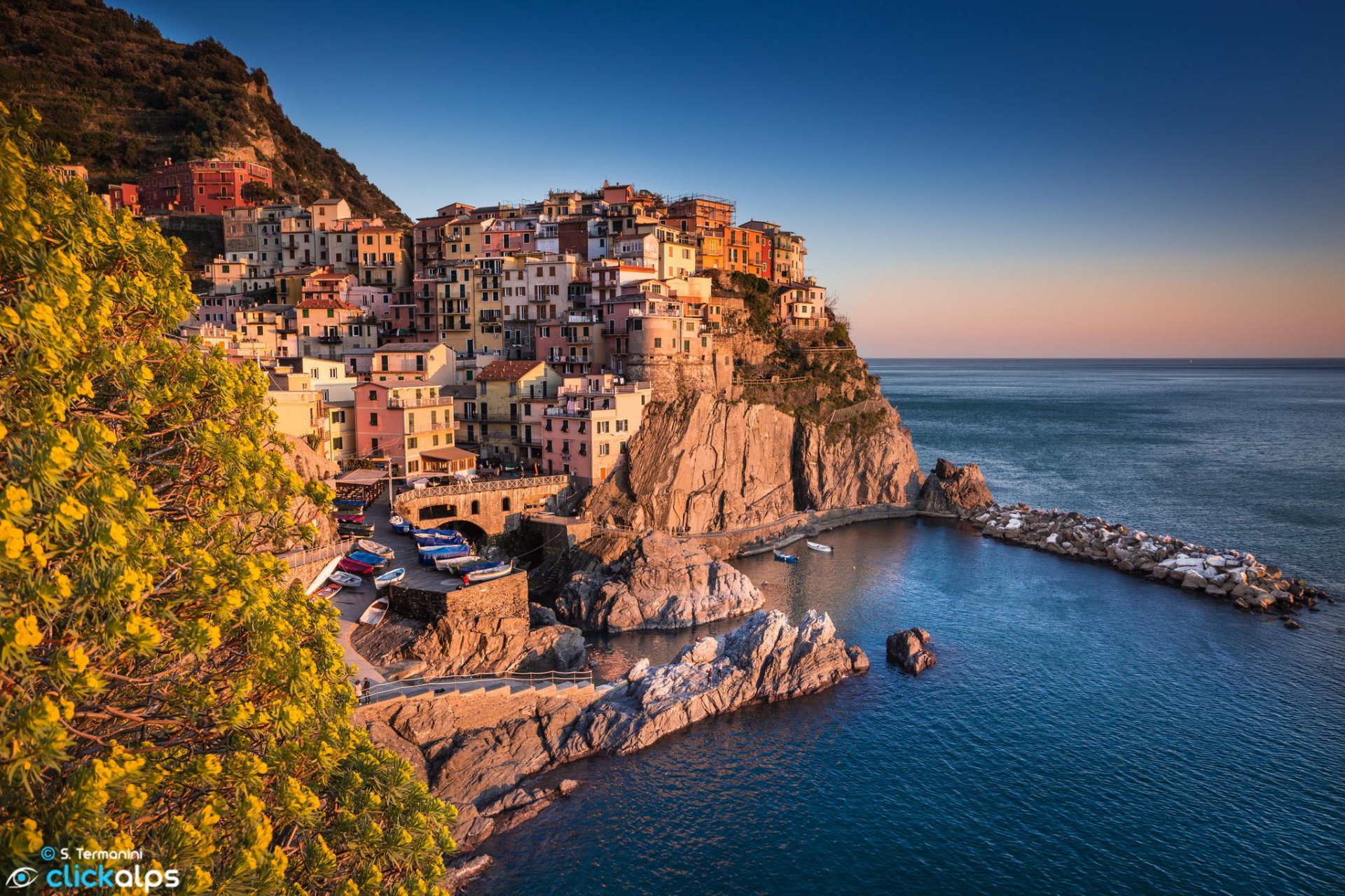 italien ligurien provinz della spezia nationalpark cinque terre manarola stadt häuser gebäude küste ligurisches meer steine felsen landschaft