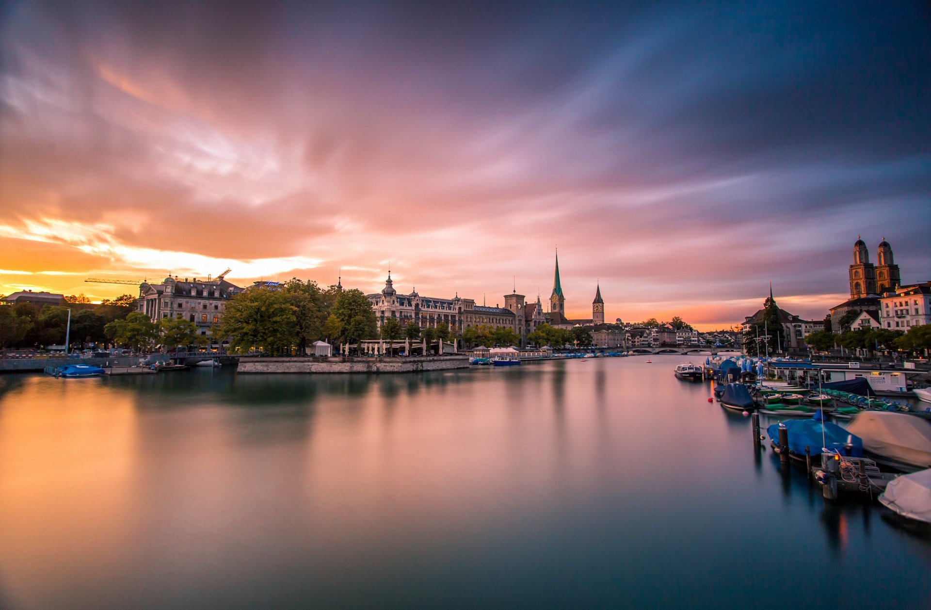 zürich schweiz stadt abend sonnenuntergang fluss brücke boote