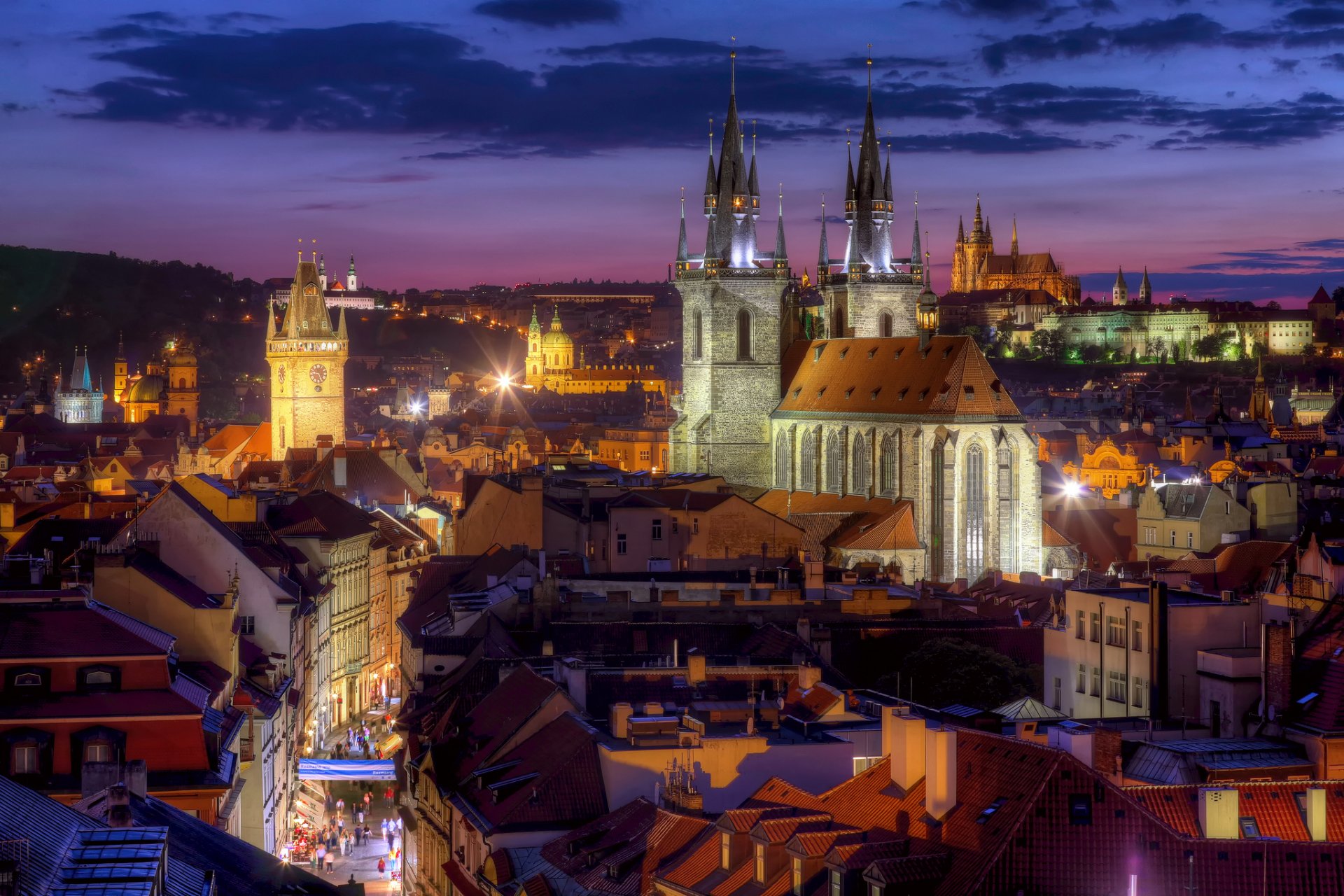 praga czechy świątynia tyńska budynki dachy nocne miasto panorama