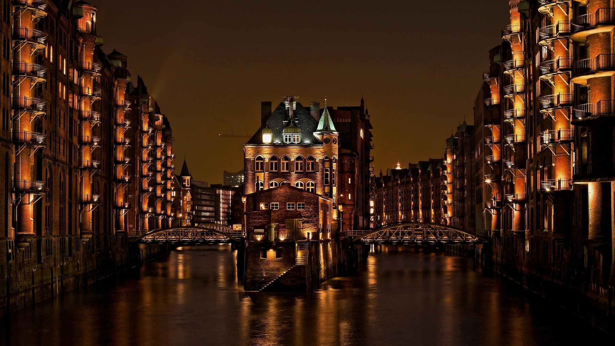 hamburg deutschland germany speicherstadt town night bridges channel house buildings light