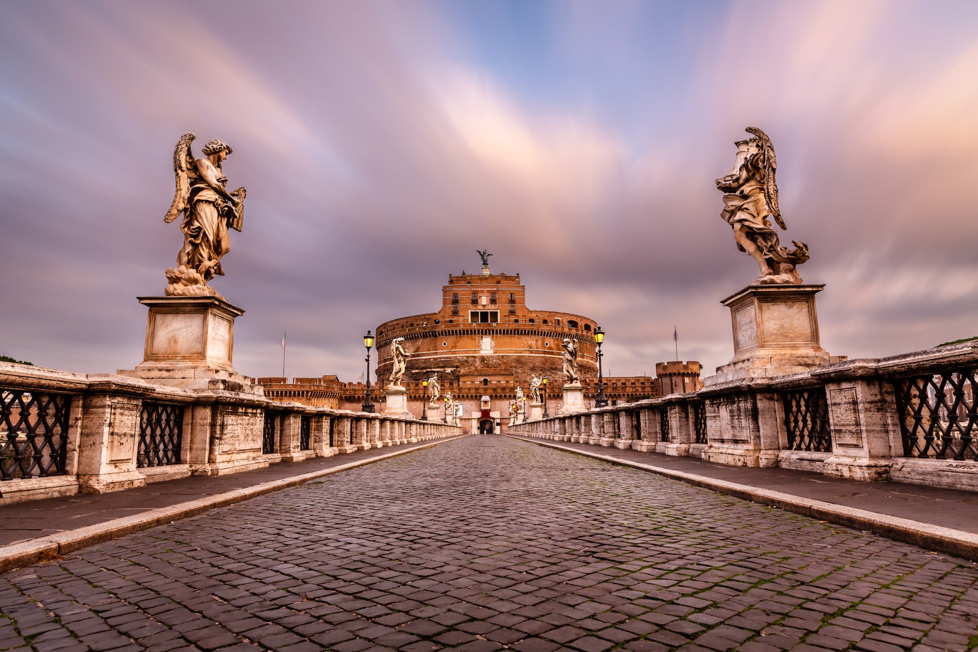 castel sant angelo mausolée d hadrien pont sant angelo ponte sant angelo rome italie château saint-ange pont saint-ange pavés sculptures