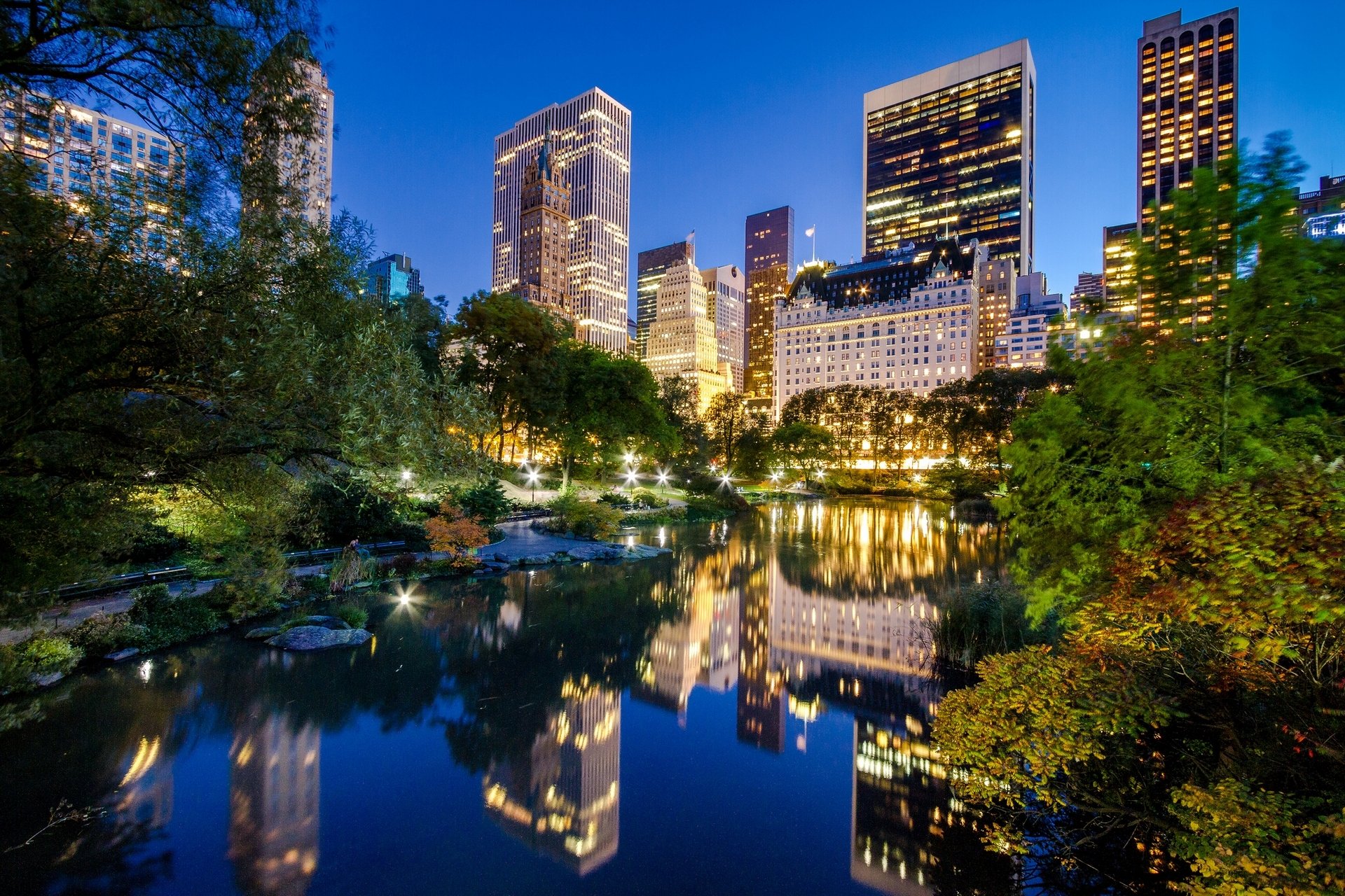 central park nowy jork manhattan rzeka odbicie budynki nocne miasto