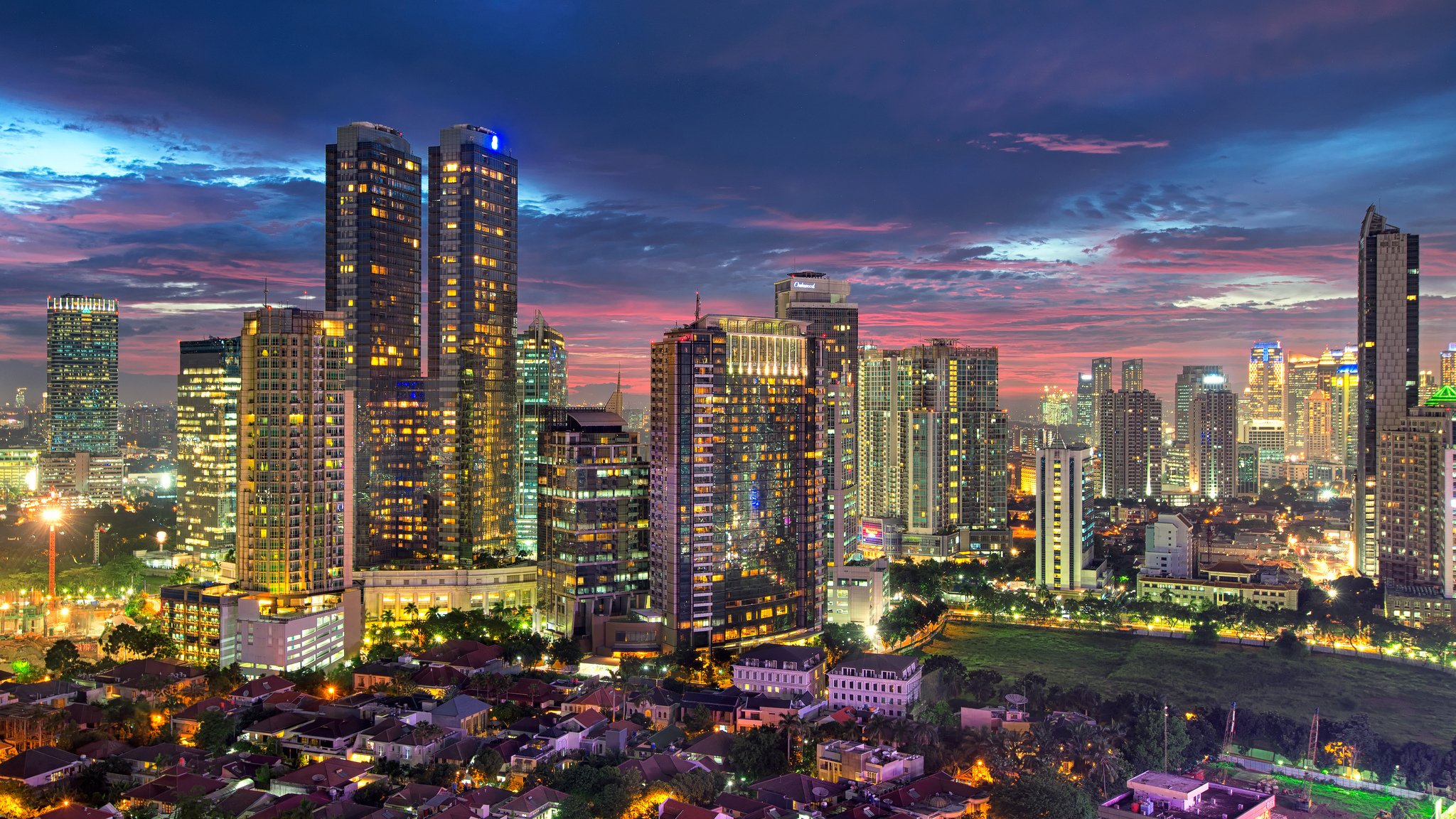 yakarta indonesia noche ciudad capital metrópolis capital rascacielos casas edificios iluminación luces