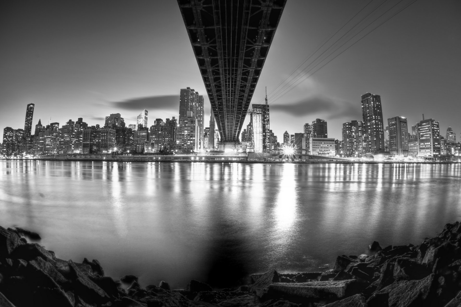 queensboro bridge new york roosevelt island east river usa queensboro bridge roosevelt island stadt nacht wolkenkratzer schwarz und weiß