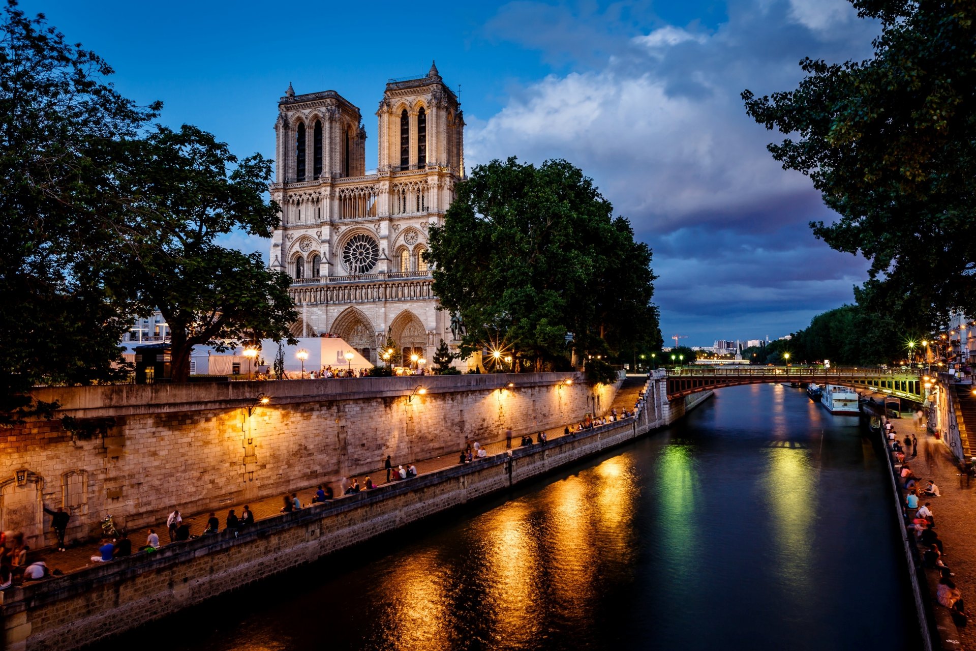 parís francia notre dame de paris notre dame de paris catedral de notre dame ciudad noche nubes puente linternas luz gente río sena arquitectura árboles