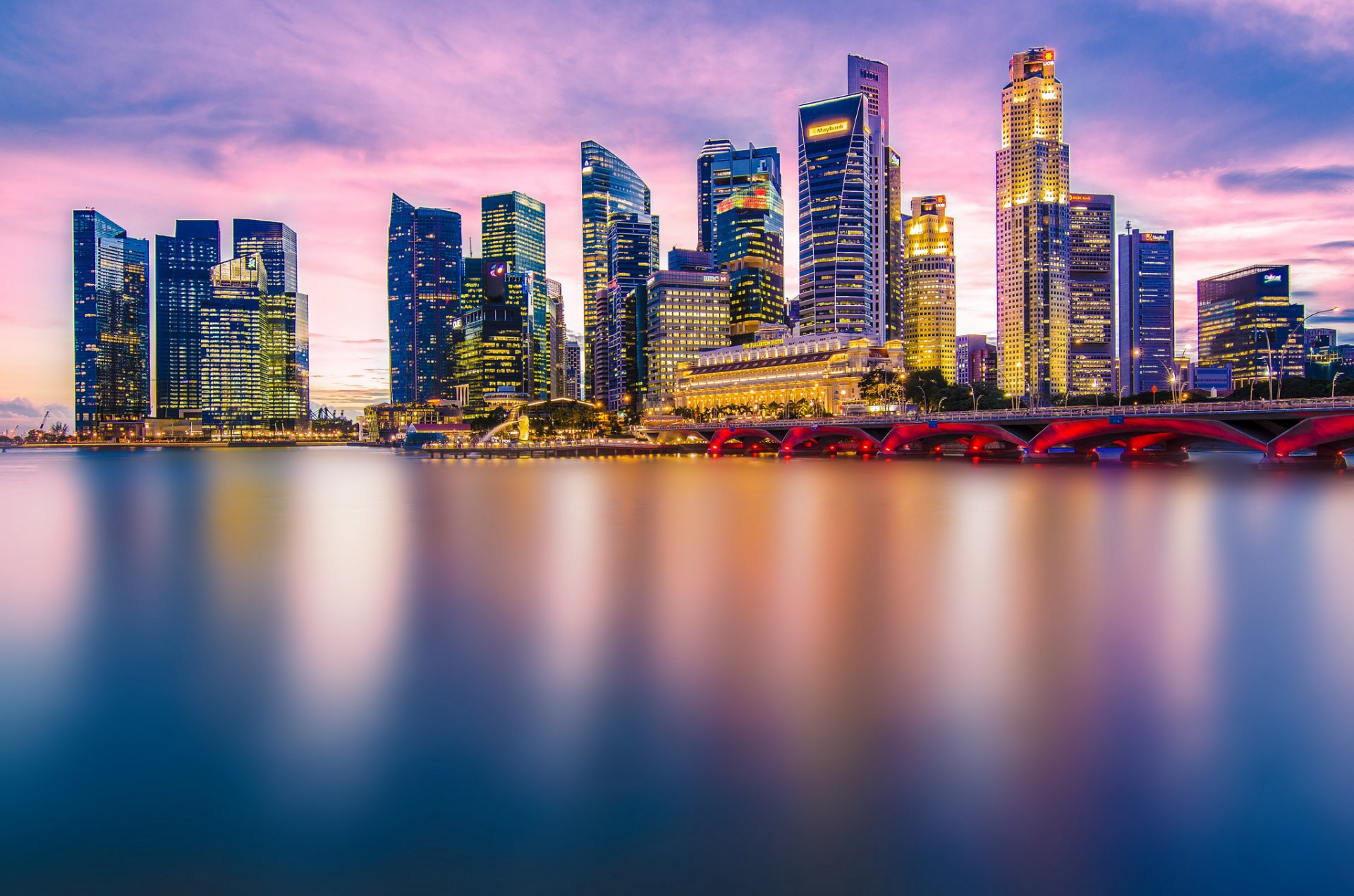 singapur asia ciudad noche luces iluminación rascacielos casas puente bahía