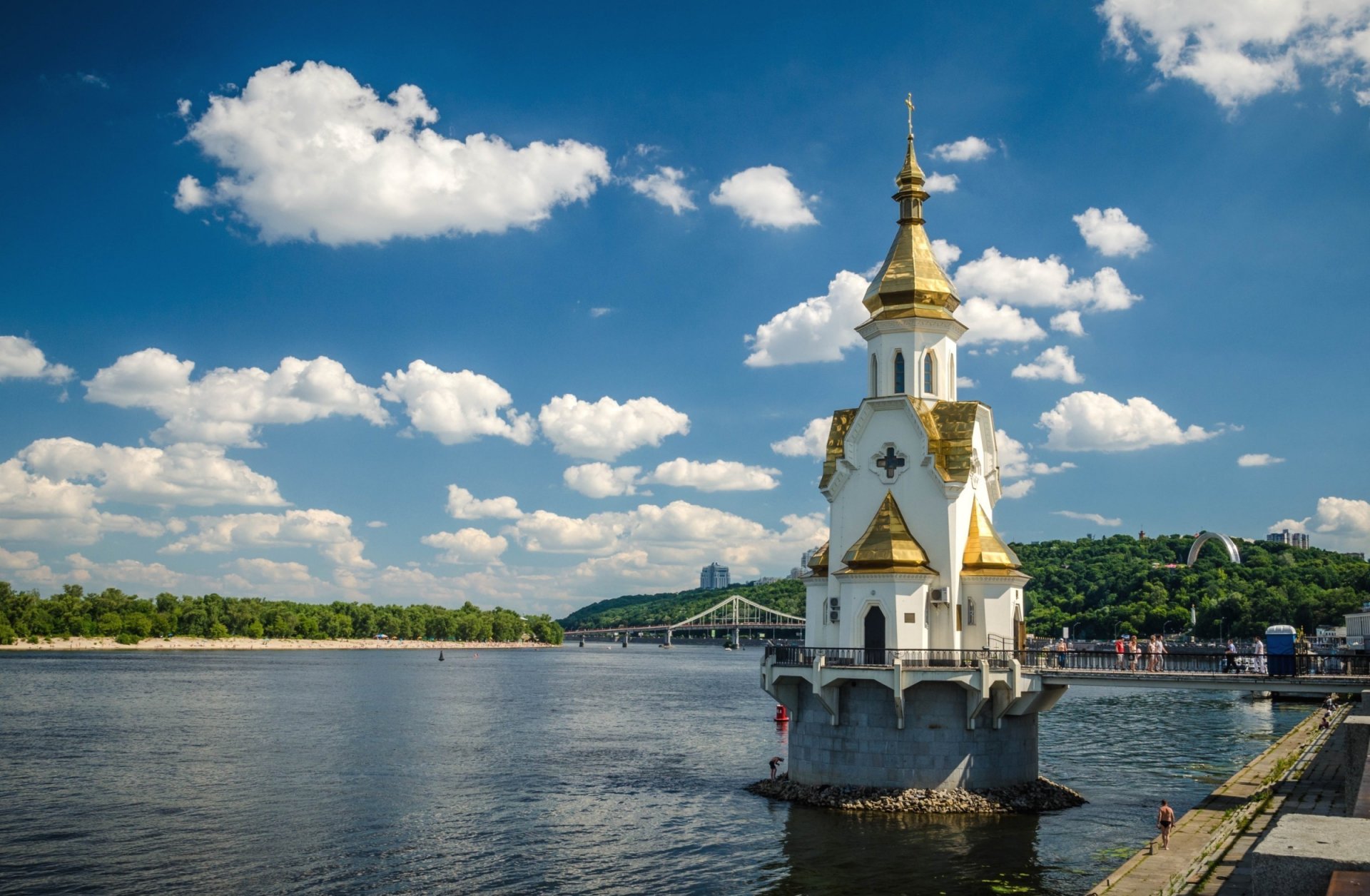 ucrania kiev templo de nikolái el hacedor de milagros terraplén dniéper río árboles cielo nubes