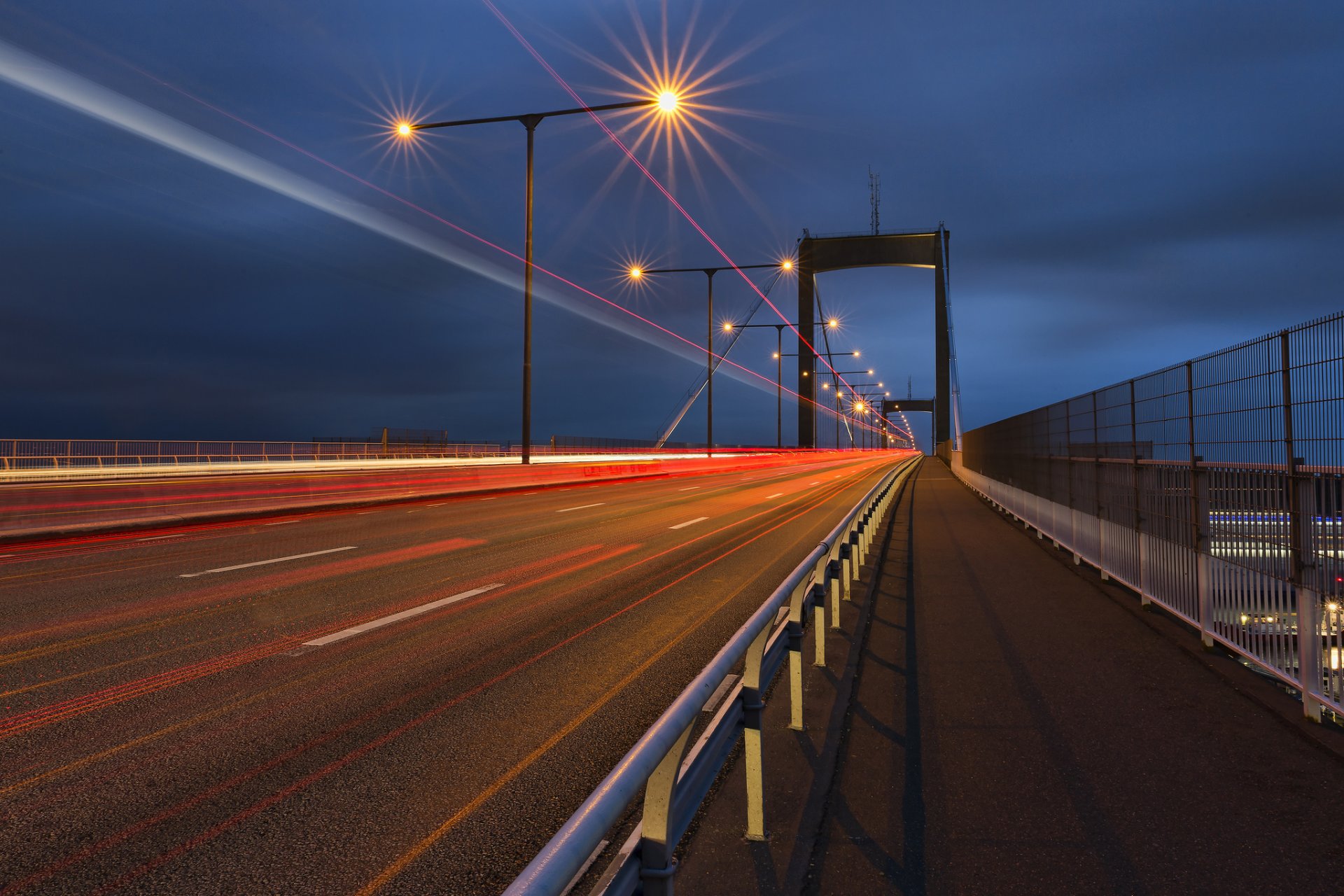 suecia gotemburgo ciudad noche camino ruta puente linternas luces tráfico exposición azul cielo