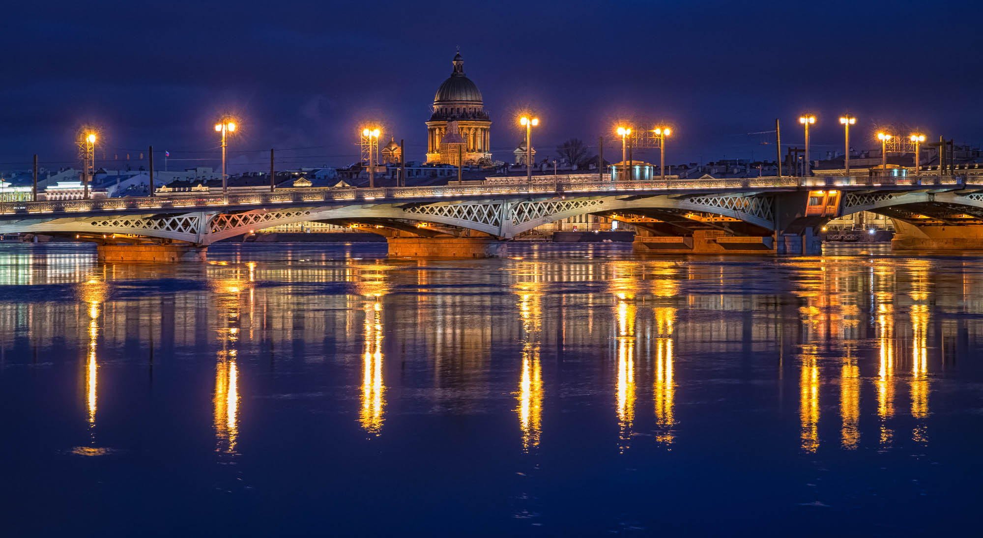 petersburg peter rosja noc światła latarnie most rzeka newa