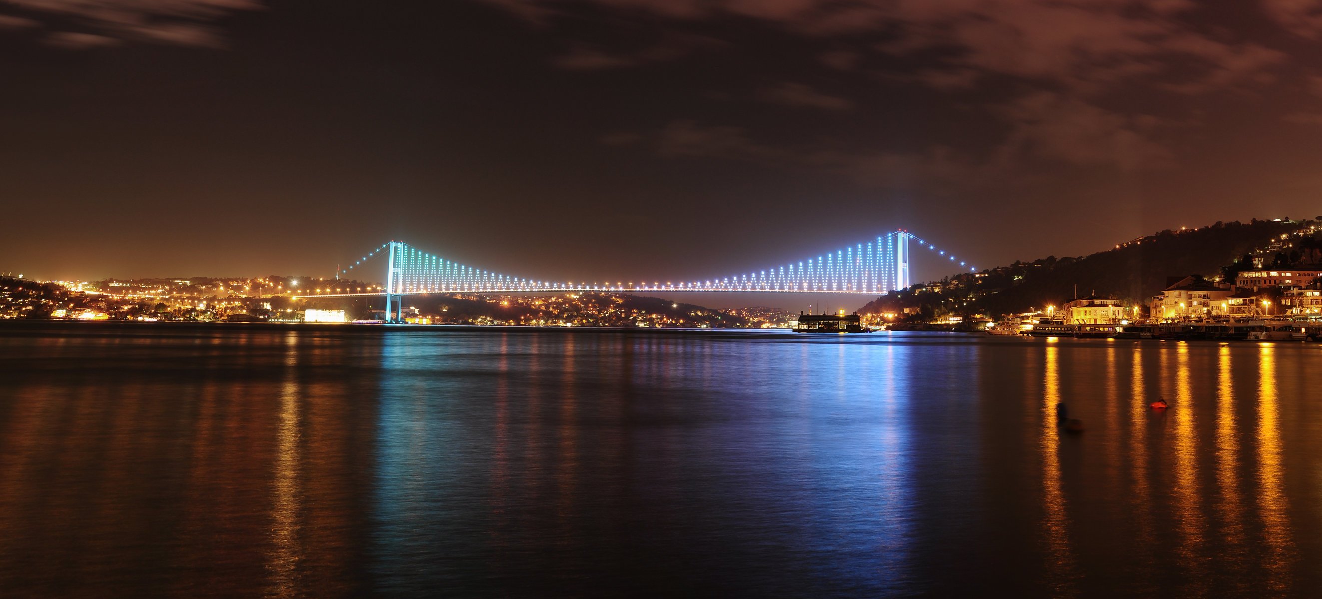 estambul turquía ciudad mar de mármara puente del bósforo vista panorámica noche linternas cielo nubes estrecho del bósforo vista panorámica luces barcos