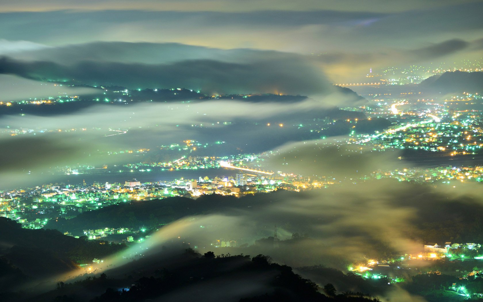 luci notte vista dall alto nebbia città