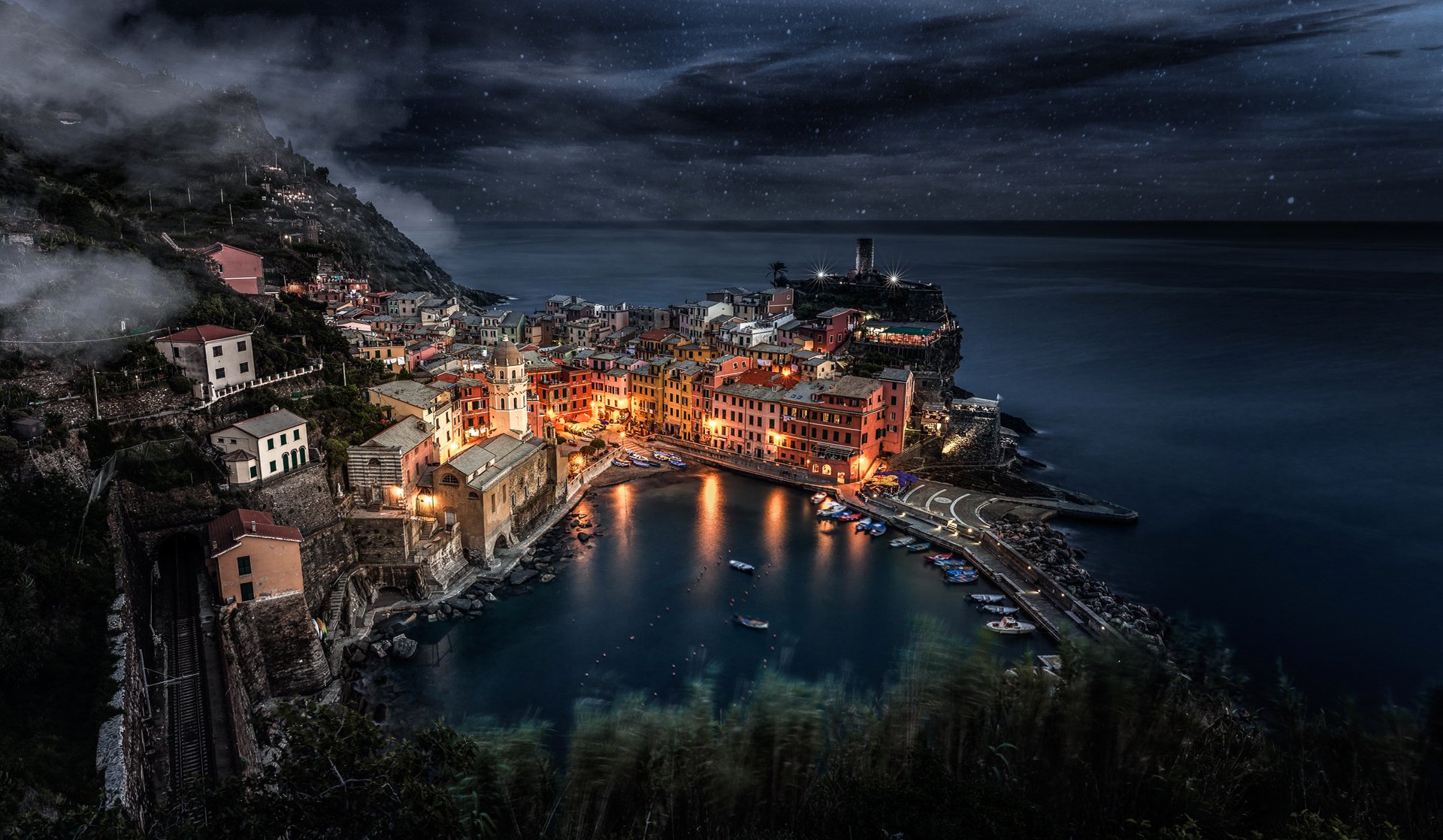 liguria italia manarola città mare rocce case barche notte stelle cielo luce luci