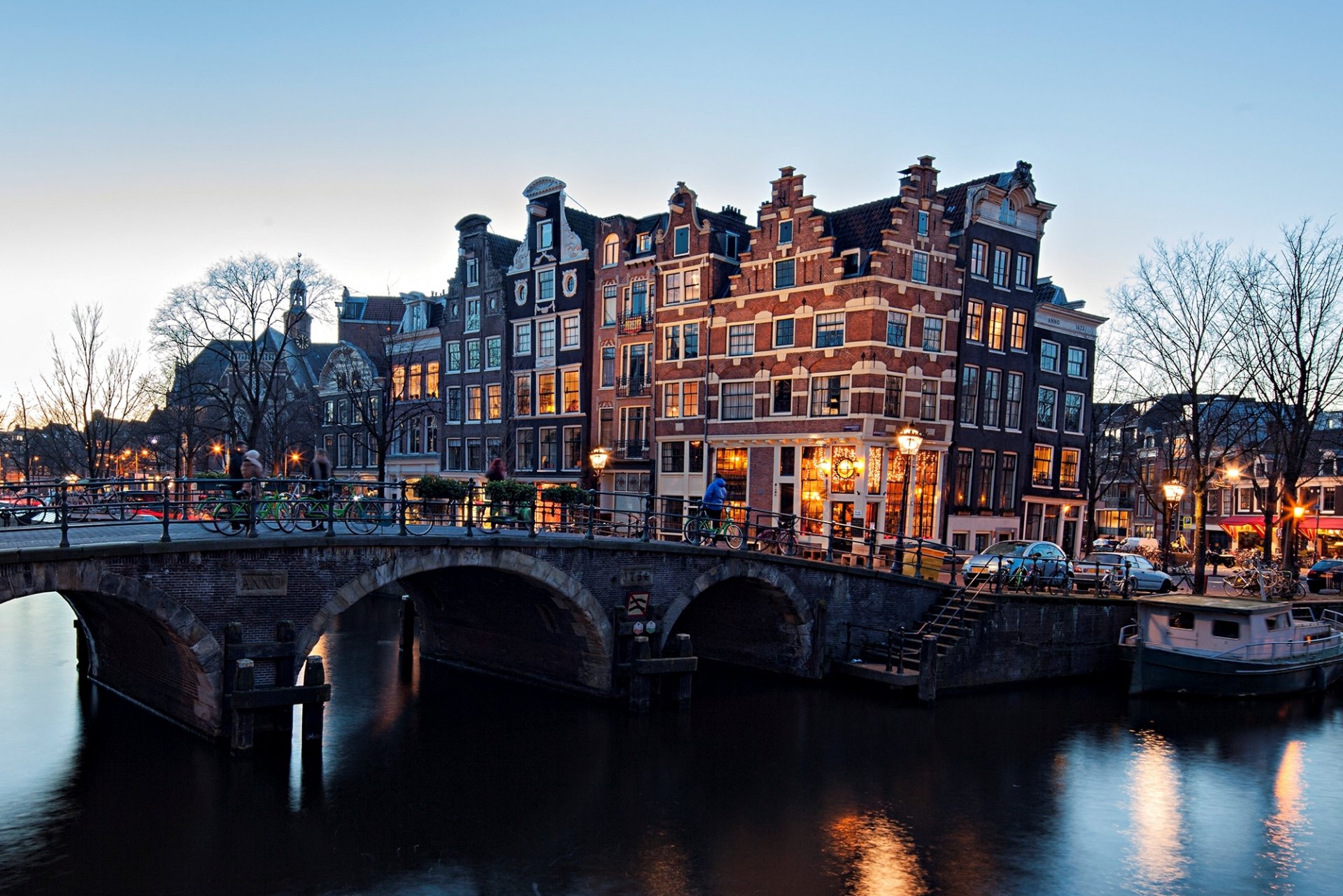 amsterdam pays-bas ville pont canal rivière hiver soirée bâtiments lanternes cyclistes