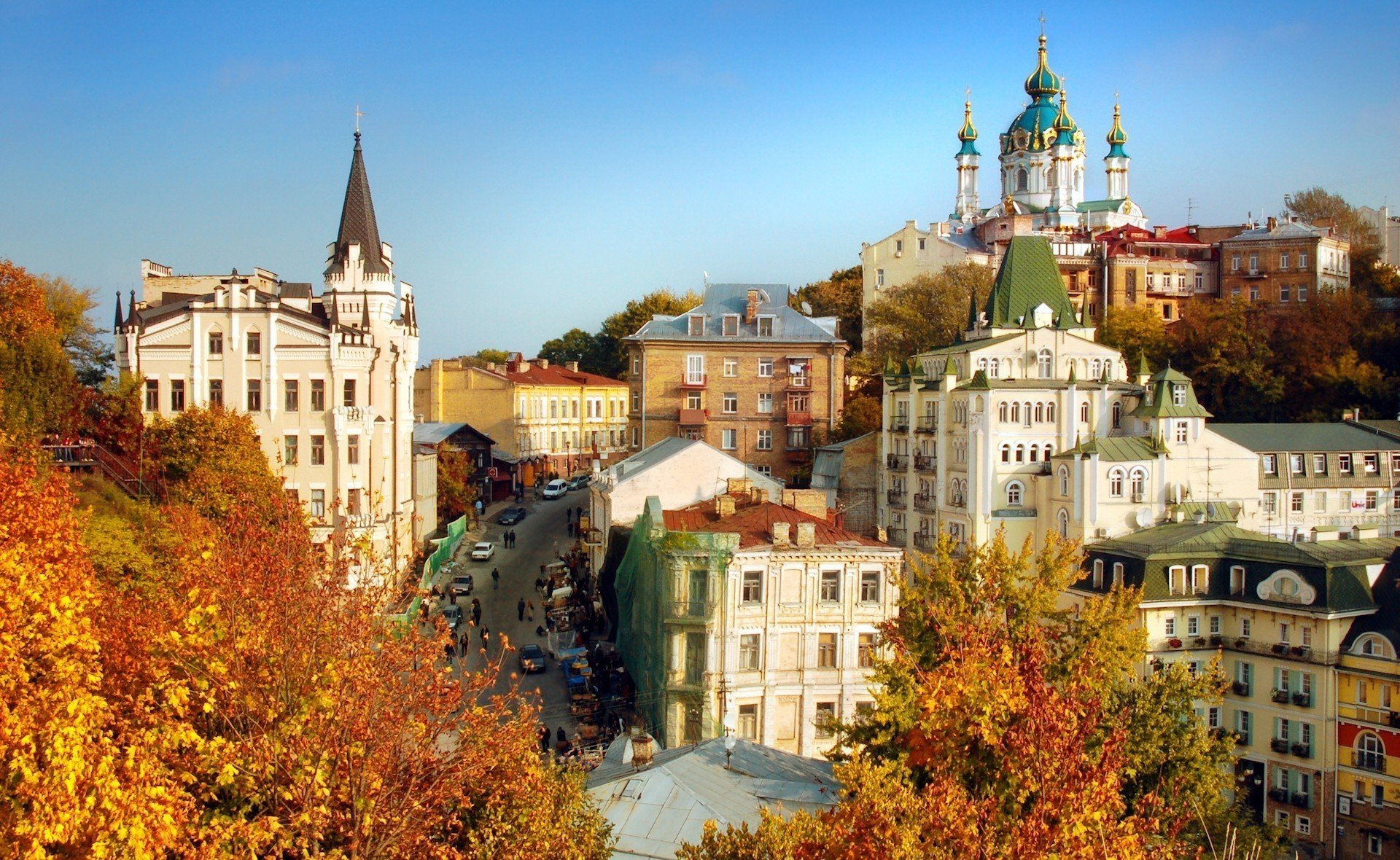 ucraina kiev chiesa di sant andrea case alberi autunno