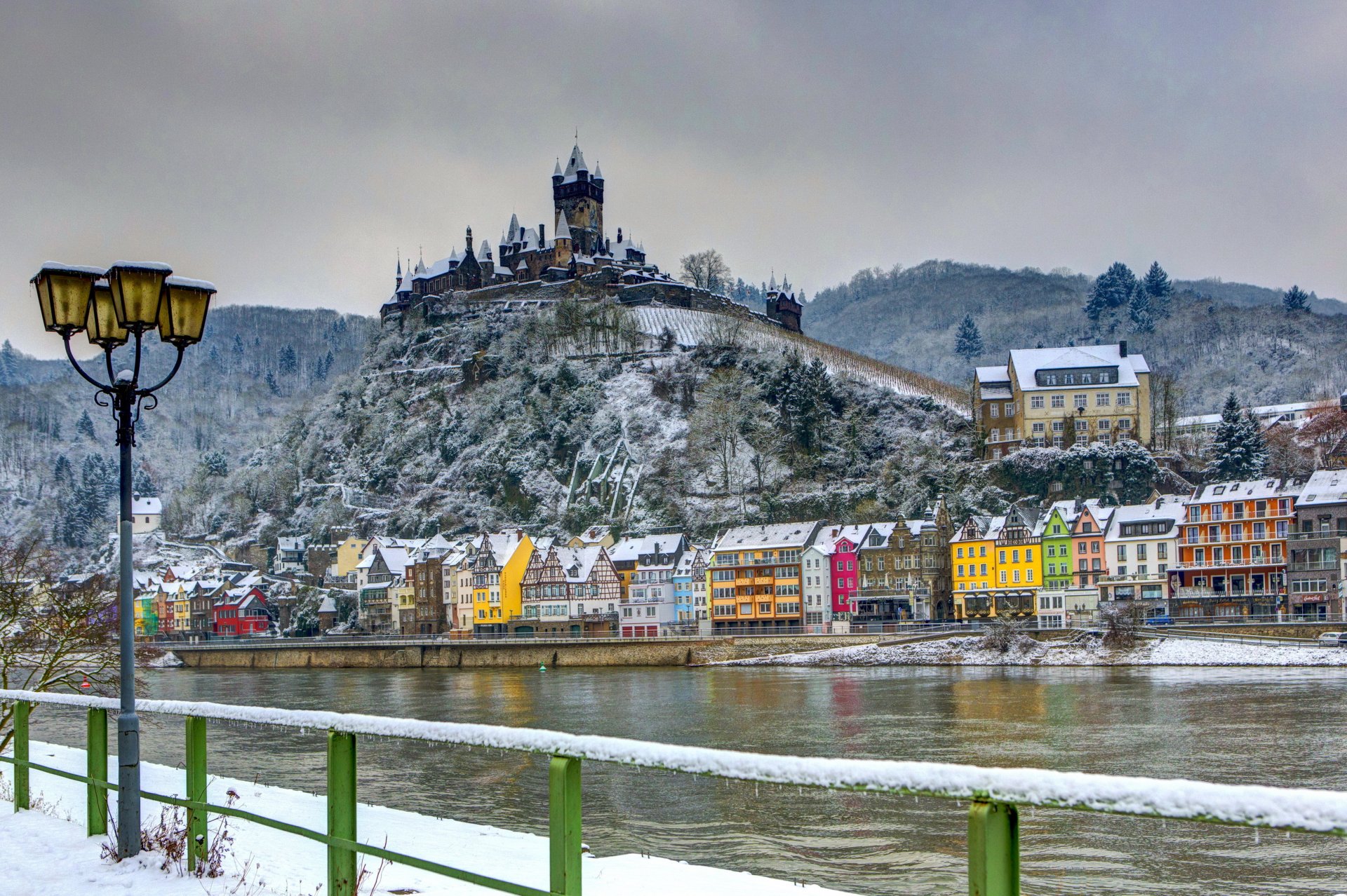 germania castello fortezza inverno case fiume cochem burg neve lanterne