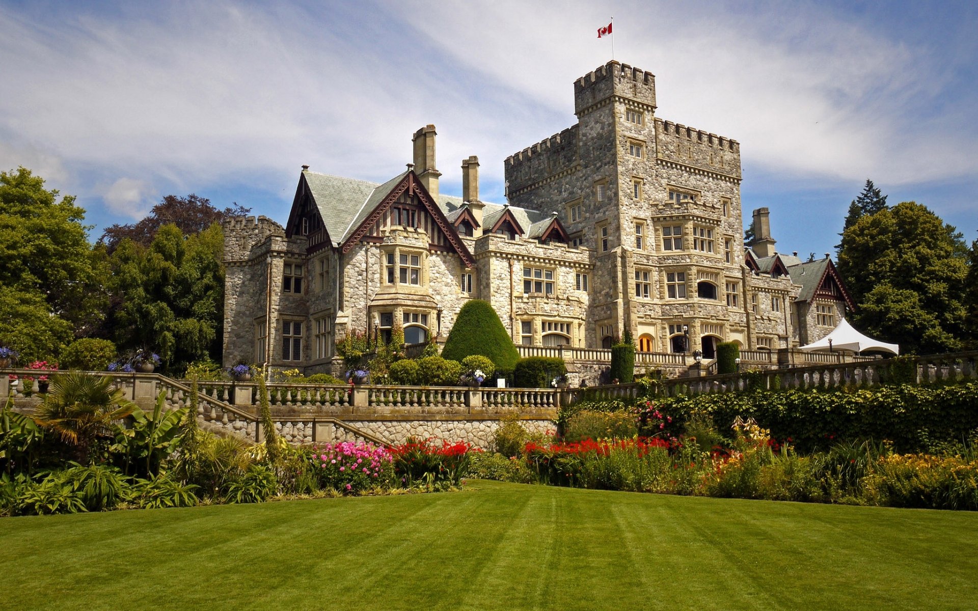 hatley castle colwood kolumbia brytyjska kanada hatley castle colwood park kwiaty trawnik