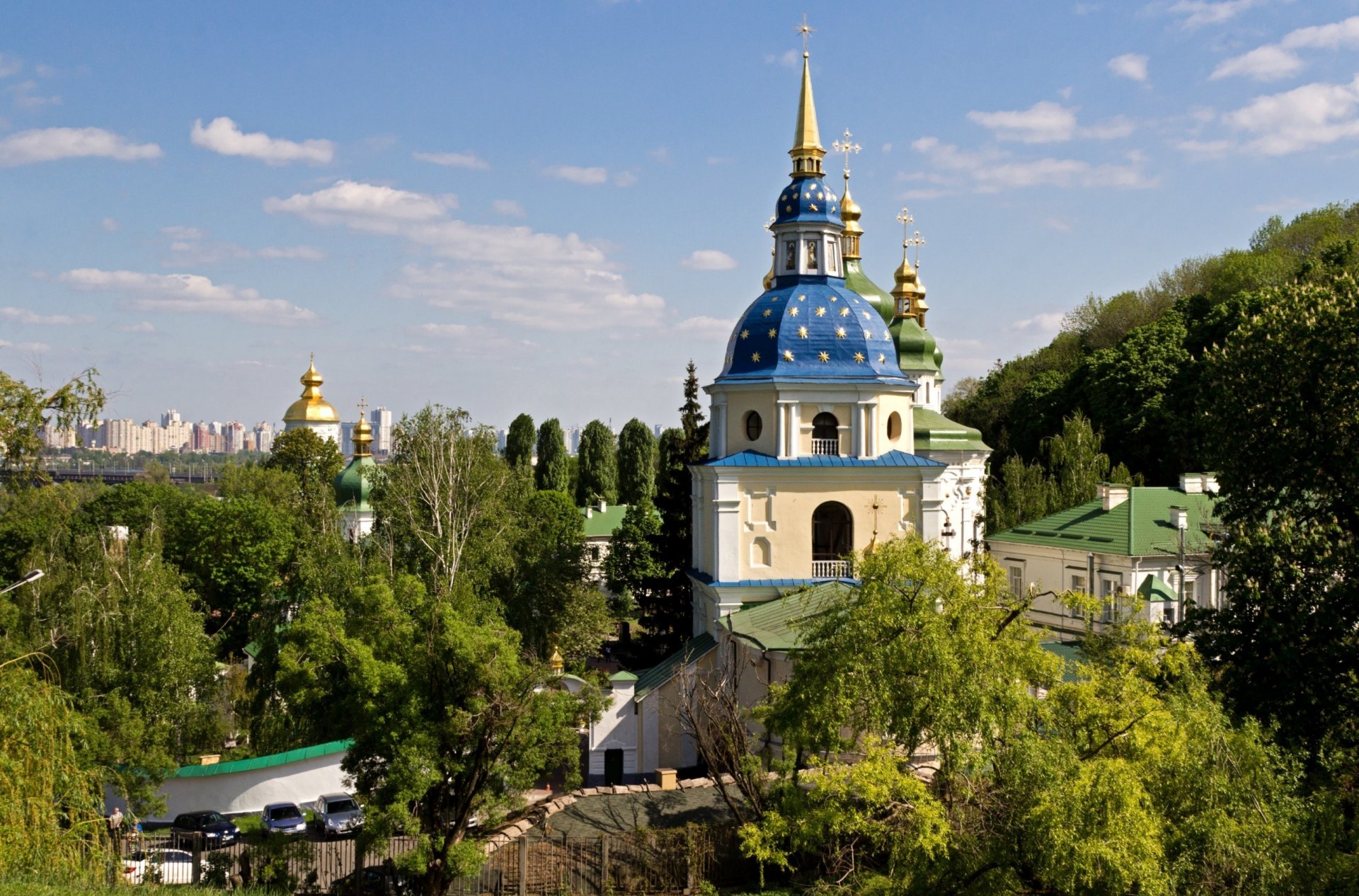 ucrania kiev monasterio de vydubitsky casas árboles cielo nubes