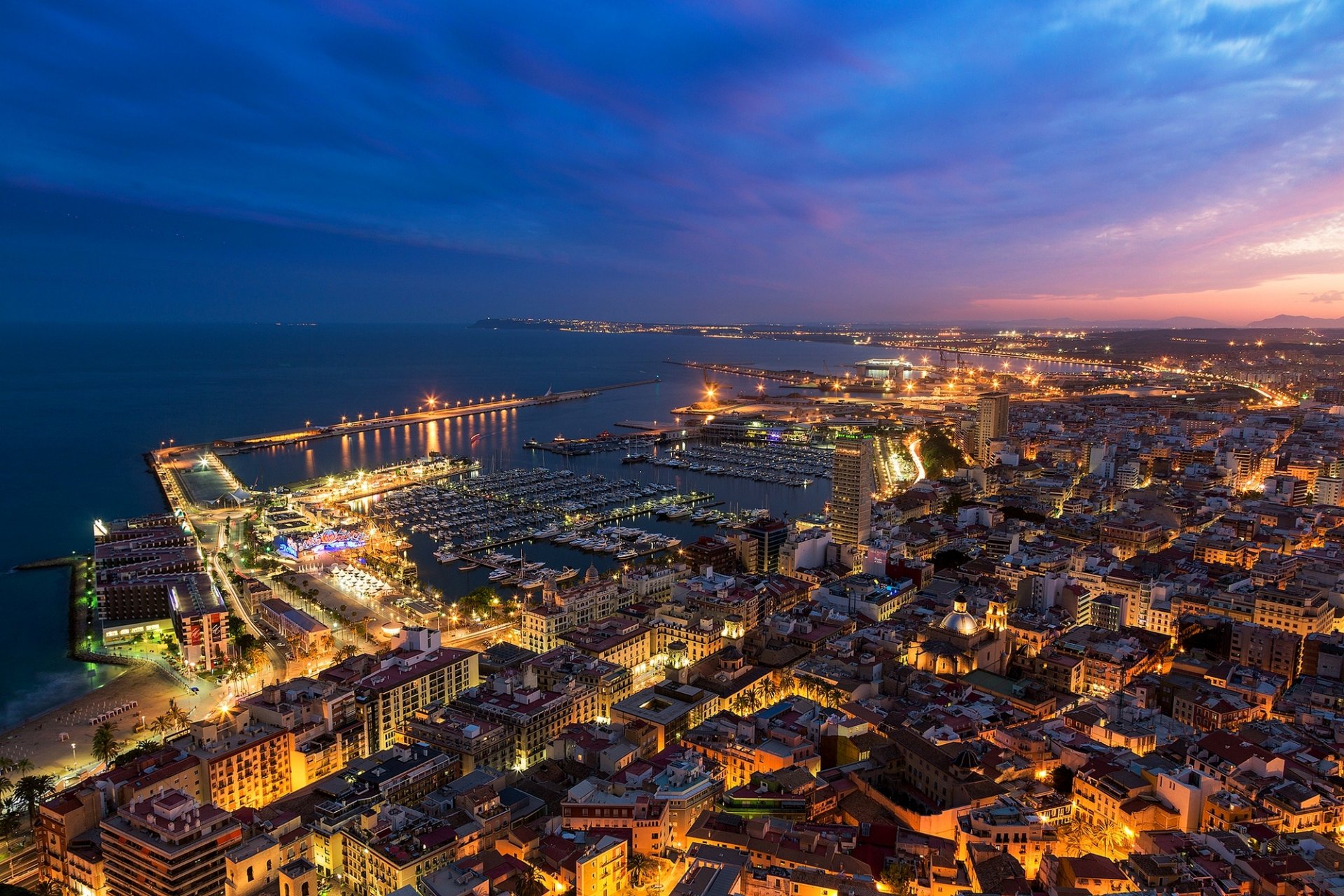 alicante valencia españa ciudad tarde anochecer puesta del sol panorama luces casas edificios