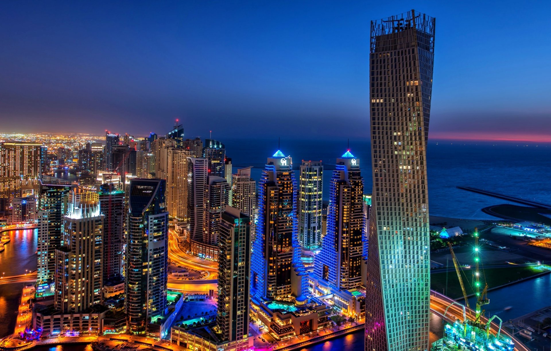 dubai dubai marina vereinigte arabische emirate stadt abend lichter hintergrundbeleuchtung panorama gebäude hochhäuser wolkenkratzer hochhäuser häuser straßen bucht beleuchtung