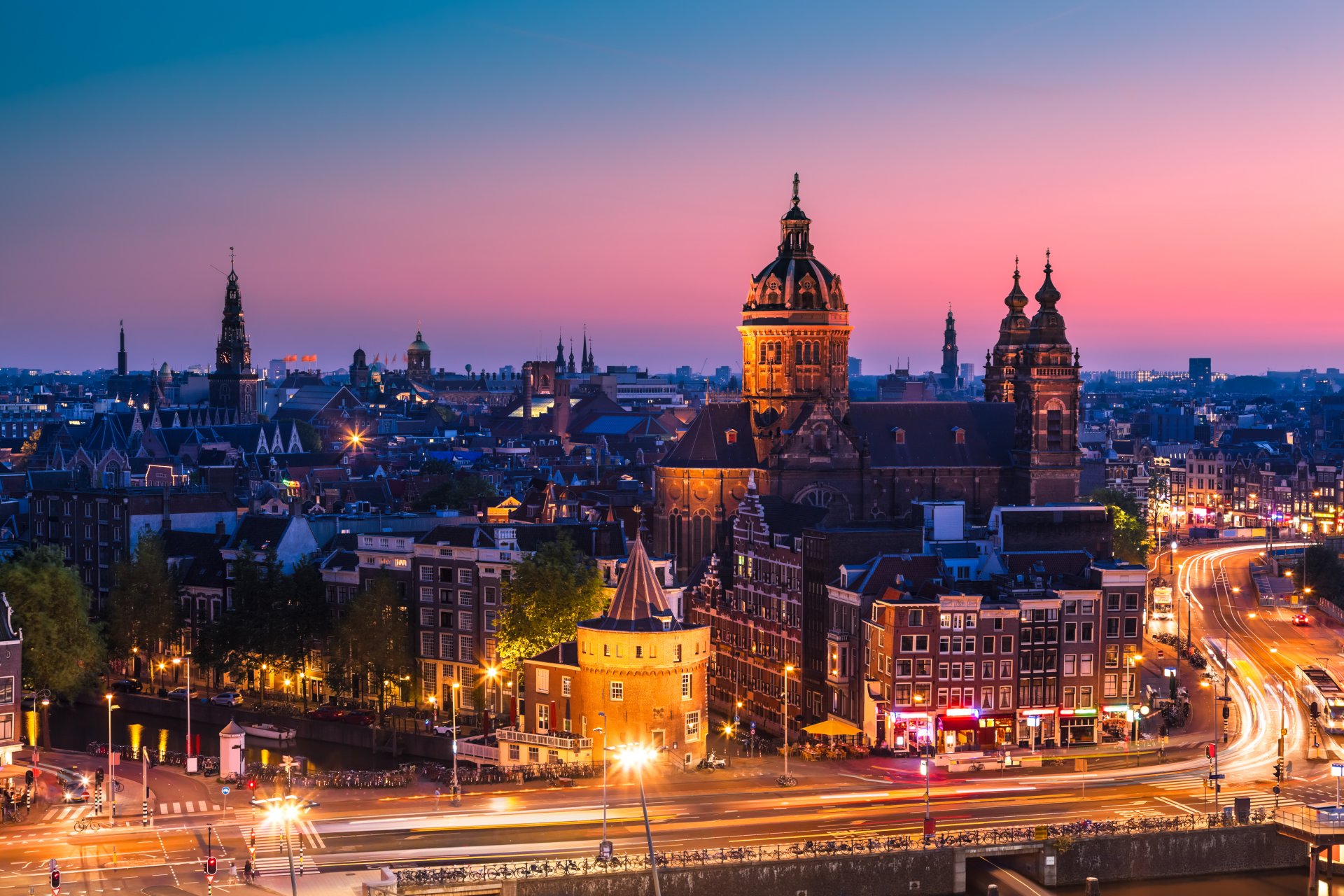 amsterdam holanda del norte países bajos ciudad tarde puesta de sol casas edificios techos carreteras coches calles luces exposición