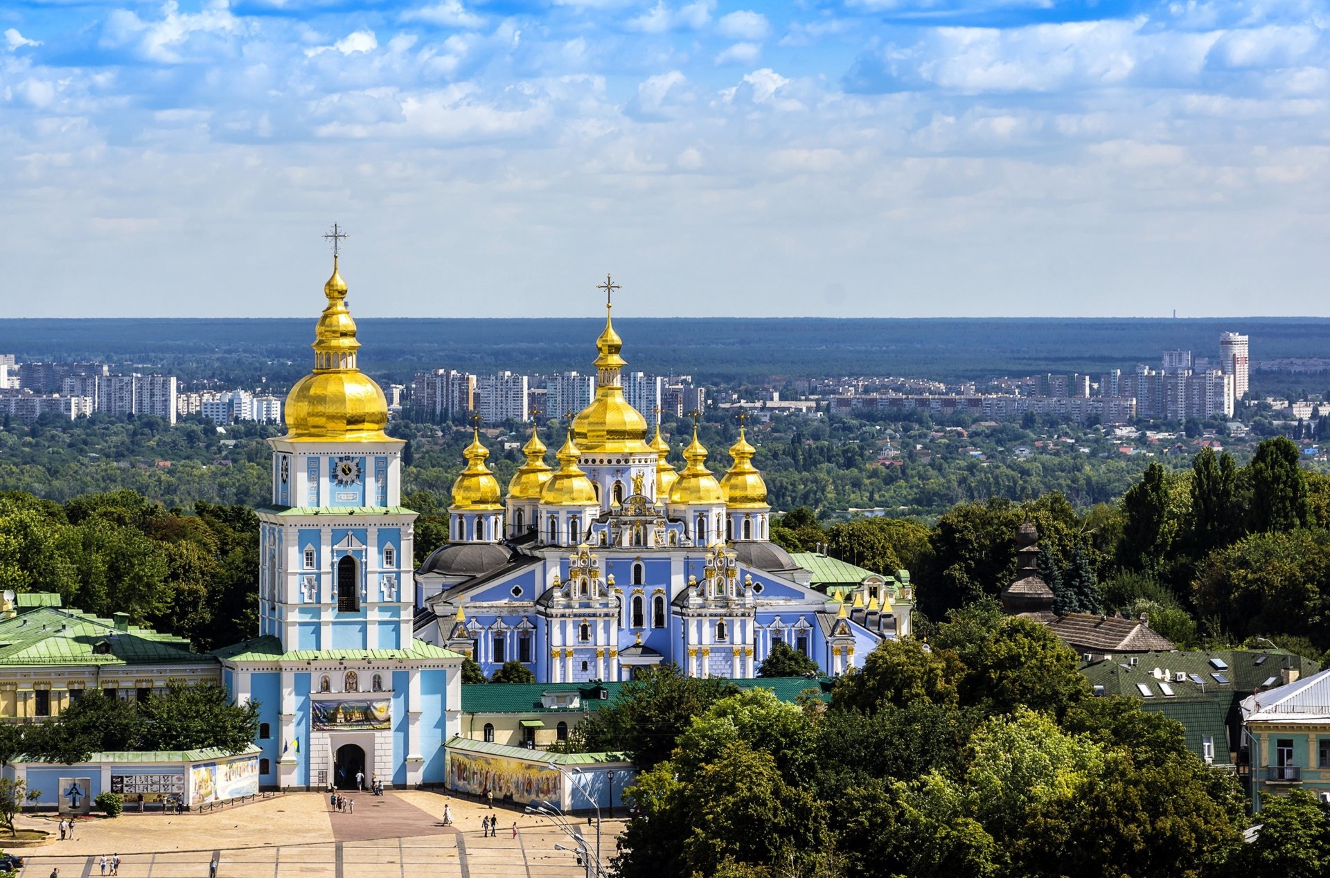 ucraina kiev cattedrale di san michele monastero campanile panorama case alberi cielo