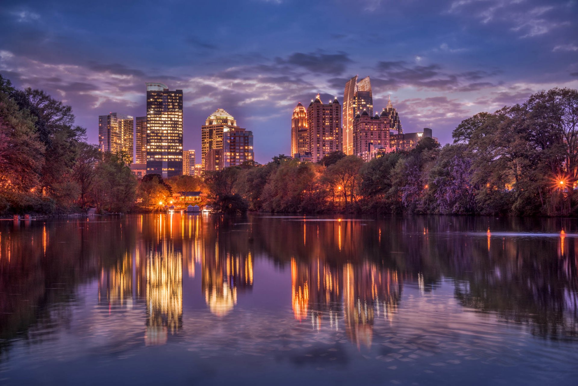 atlanta georgia usa bäume fluss piemont park midtown georgia stadt nacht häuser wolkenkratzer beleuchtung lichter himmel wolken reflexion