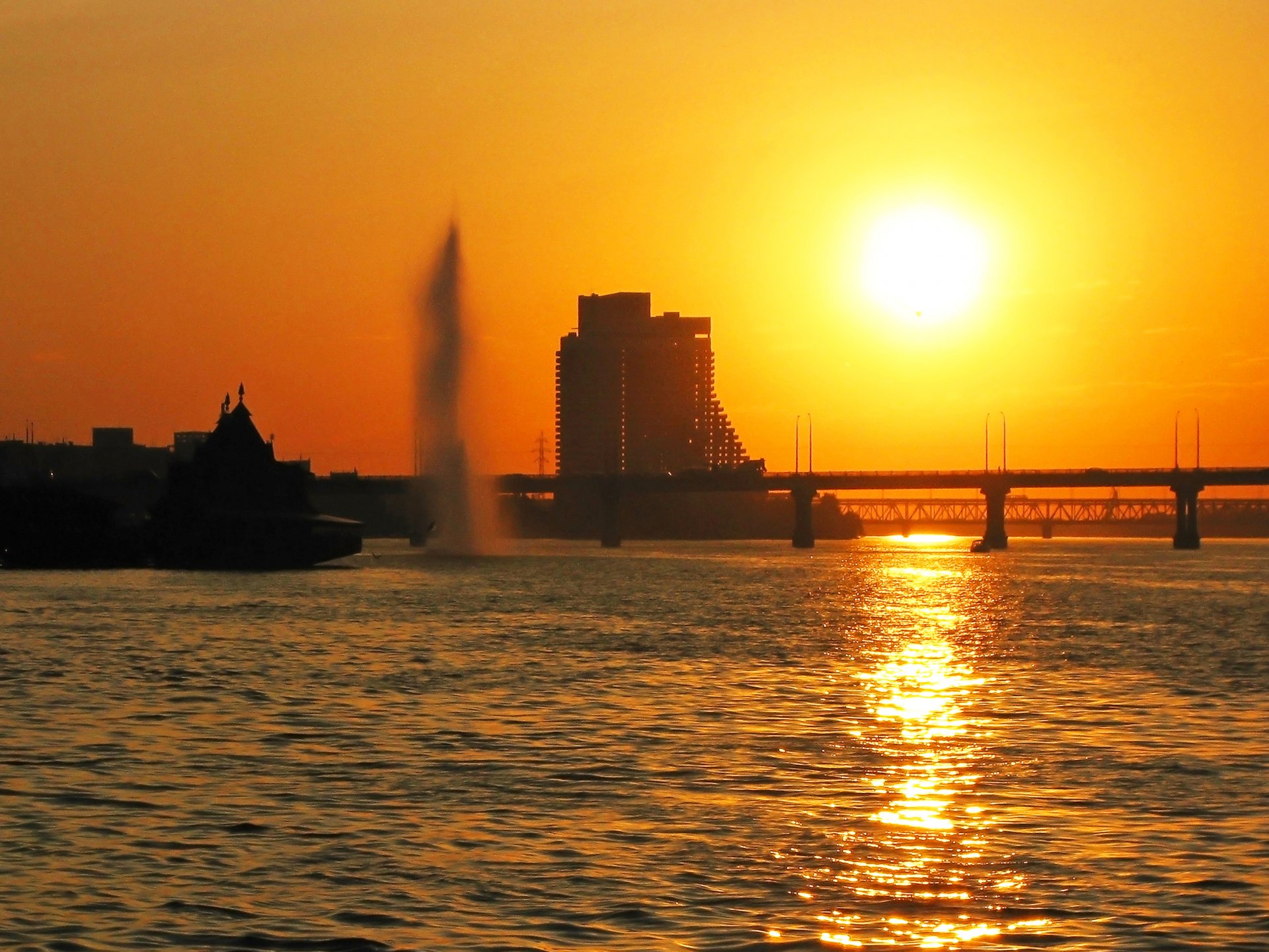 dnepropetrovsk ville ukraine voile pont soirée coucher de soleil fontaine dniepr réflexion éblouissement soleil rivière eau