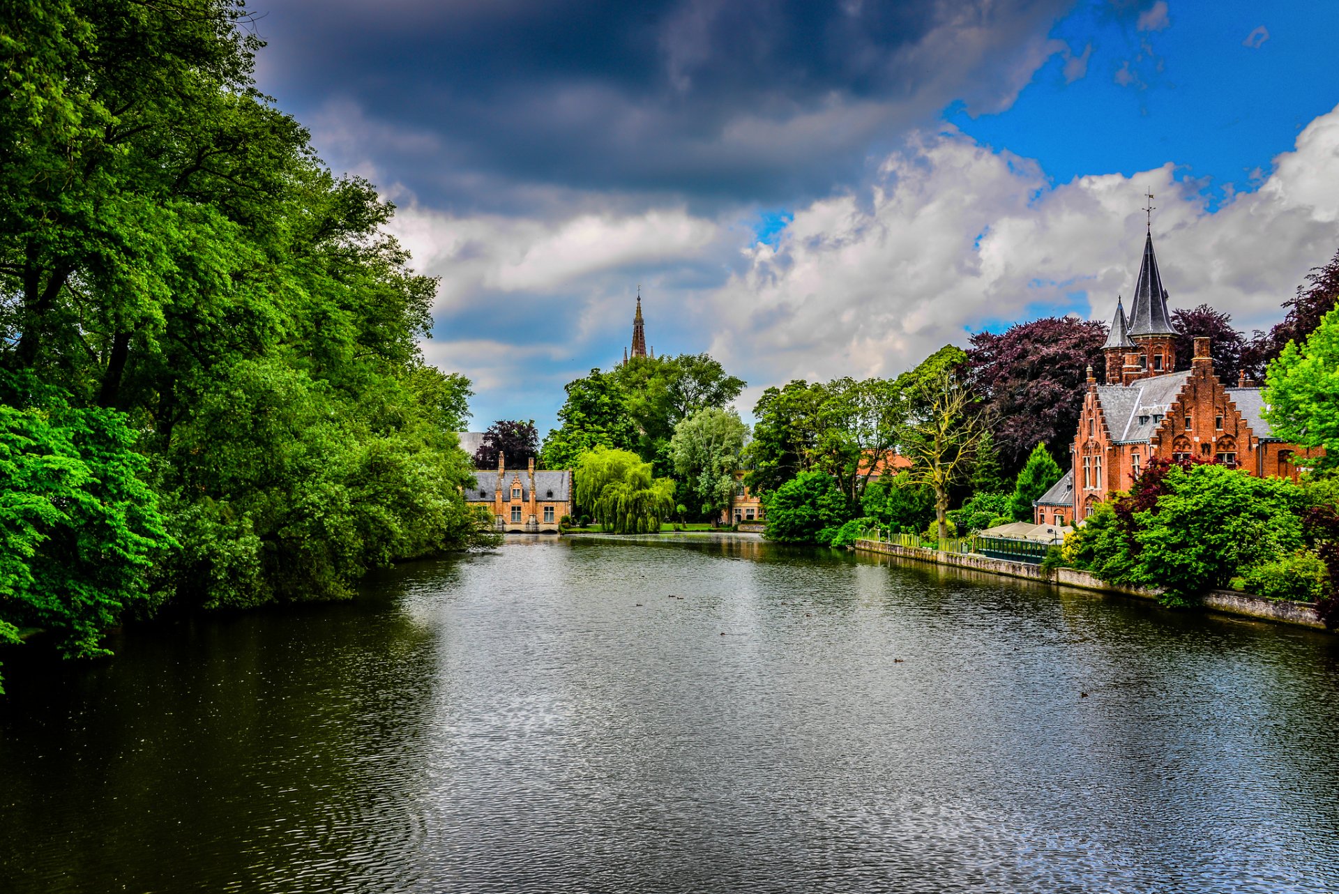 brujas bélgica kasteel beauvigne parque minnewater ciudad parque río canal castillo edificios arquitectura árboles naturaleza vegetación cielo nubes